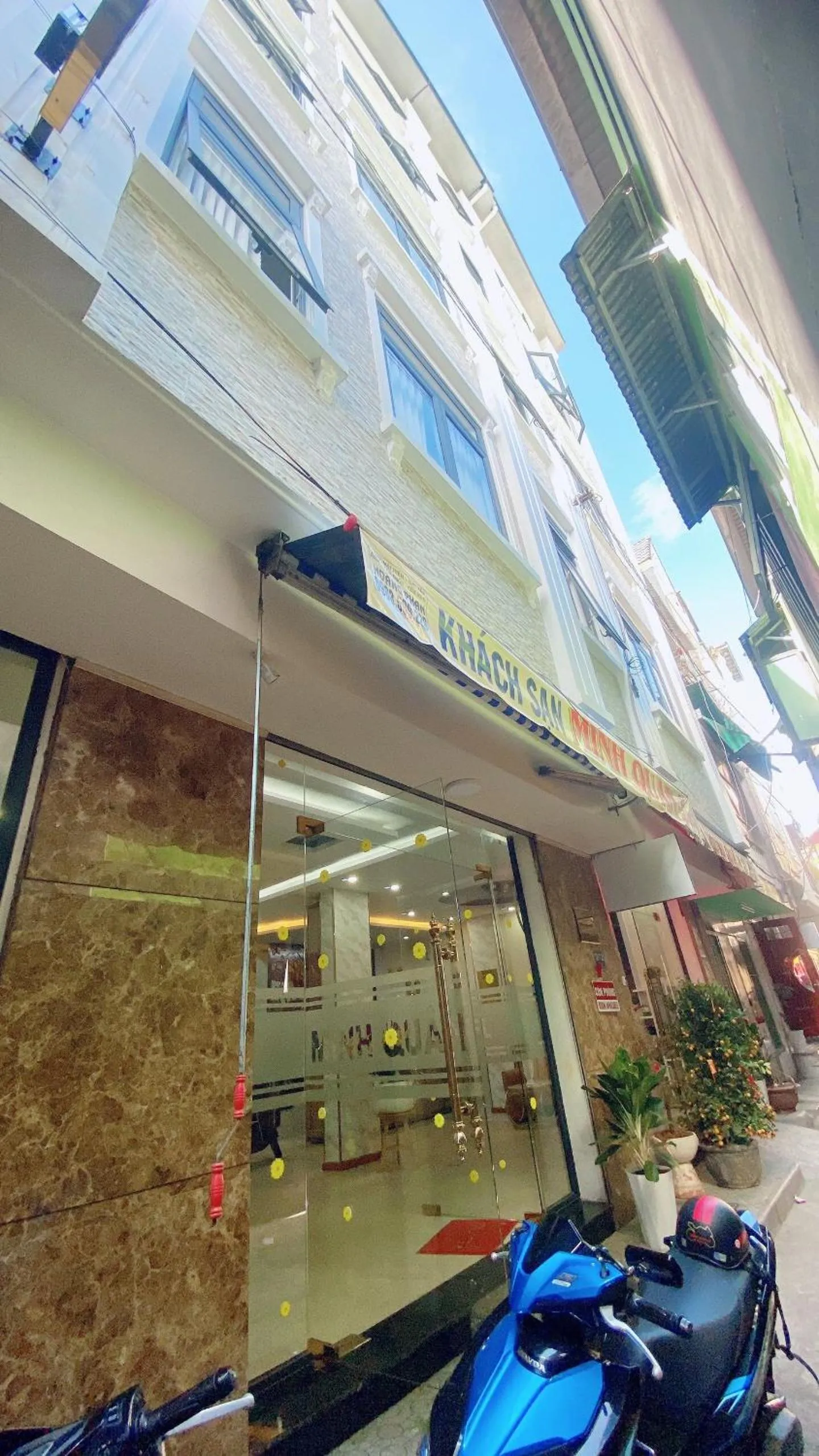 Facade/entrance in Minh Quan Hotel