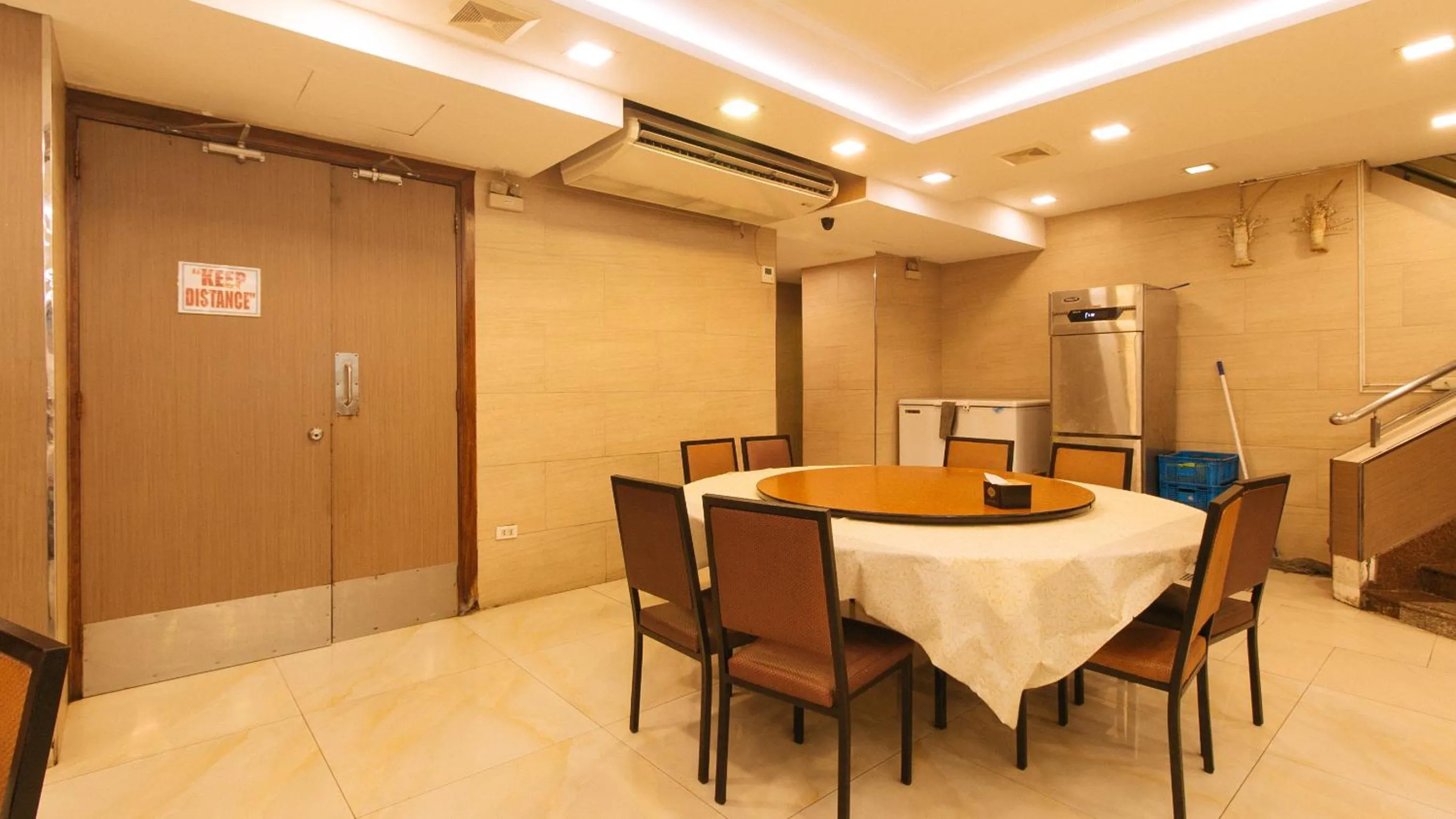 Restaurant/places to eat in Peace Hotel by RedDoorz