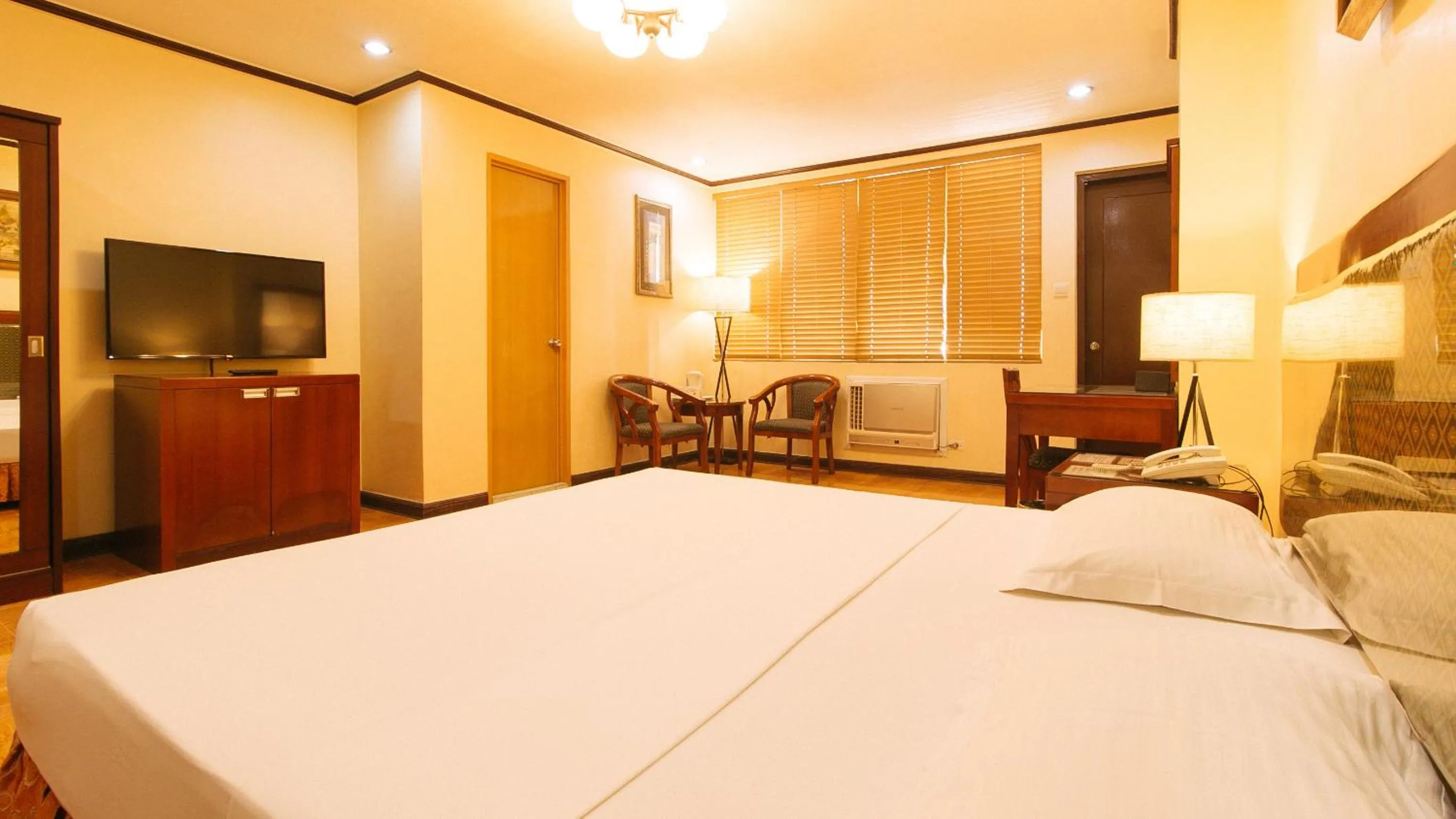 Photo of the whole room, Bed in Peace Hotel by RedDoorz