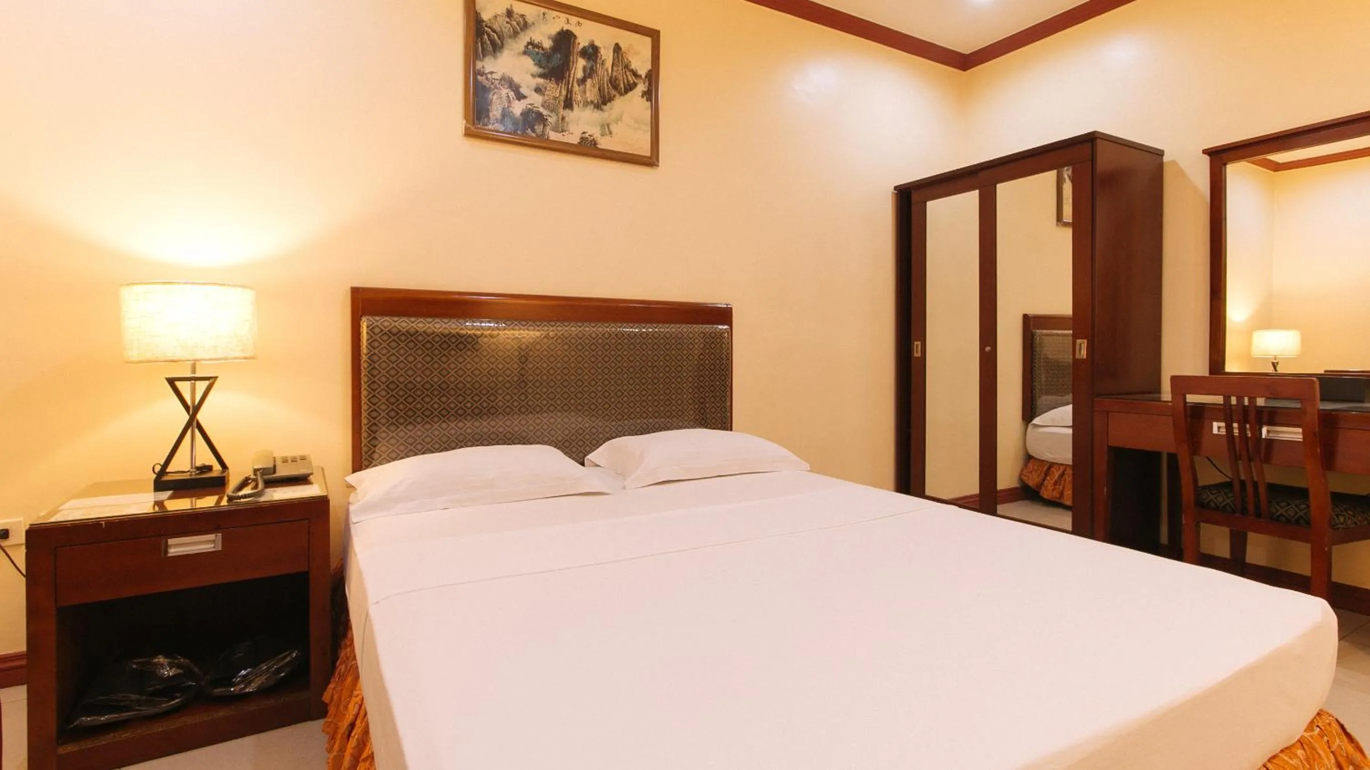 Photo of the whole room, Bed in Peace Hotel by RedDoorz