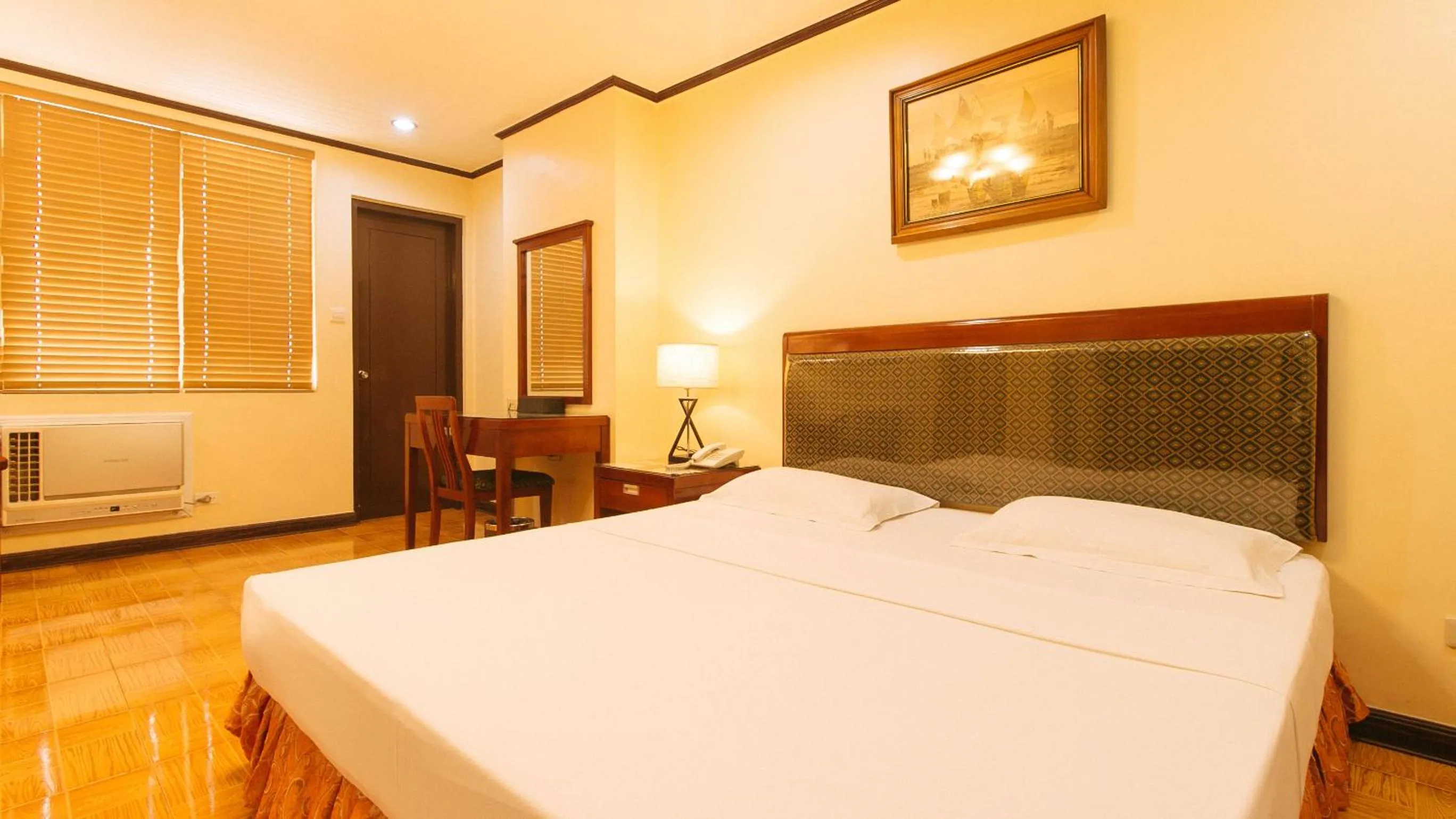 Photo of the whole room, Bed in Peace Hotel by RedDoorz