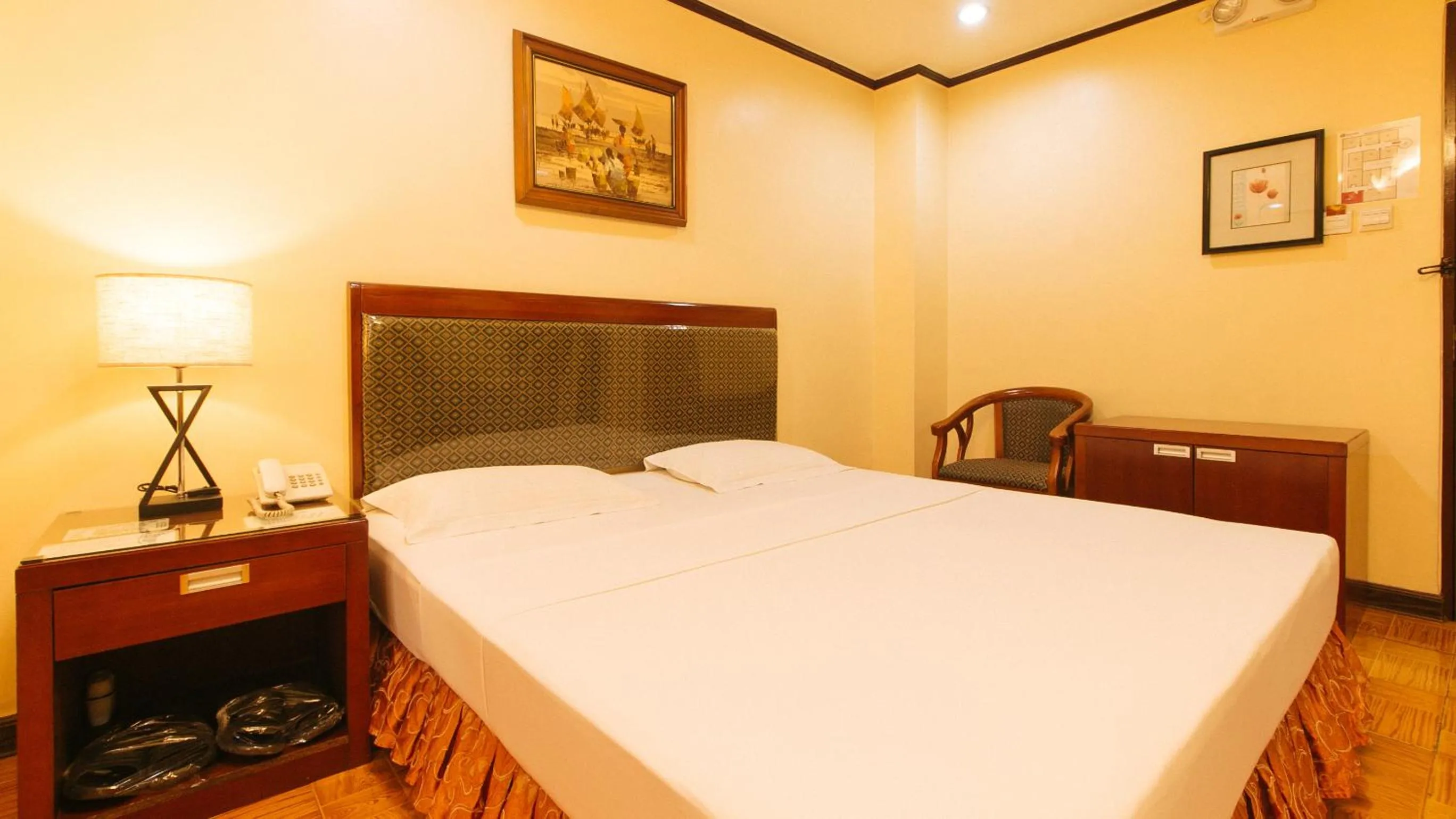 Photo of the whole room, Bed in Peace Hotel by RedDoorz