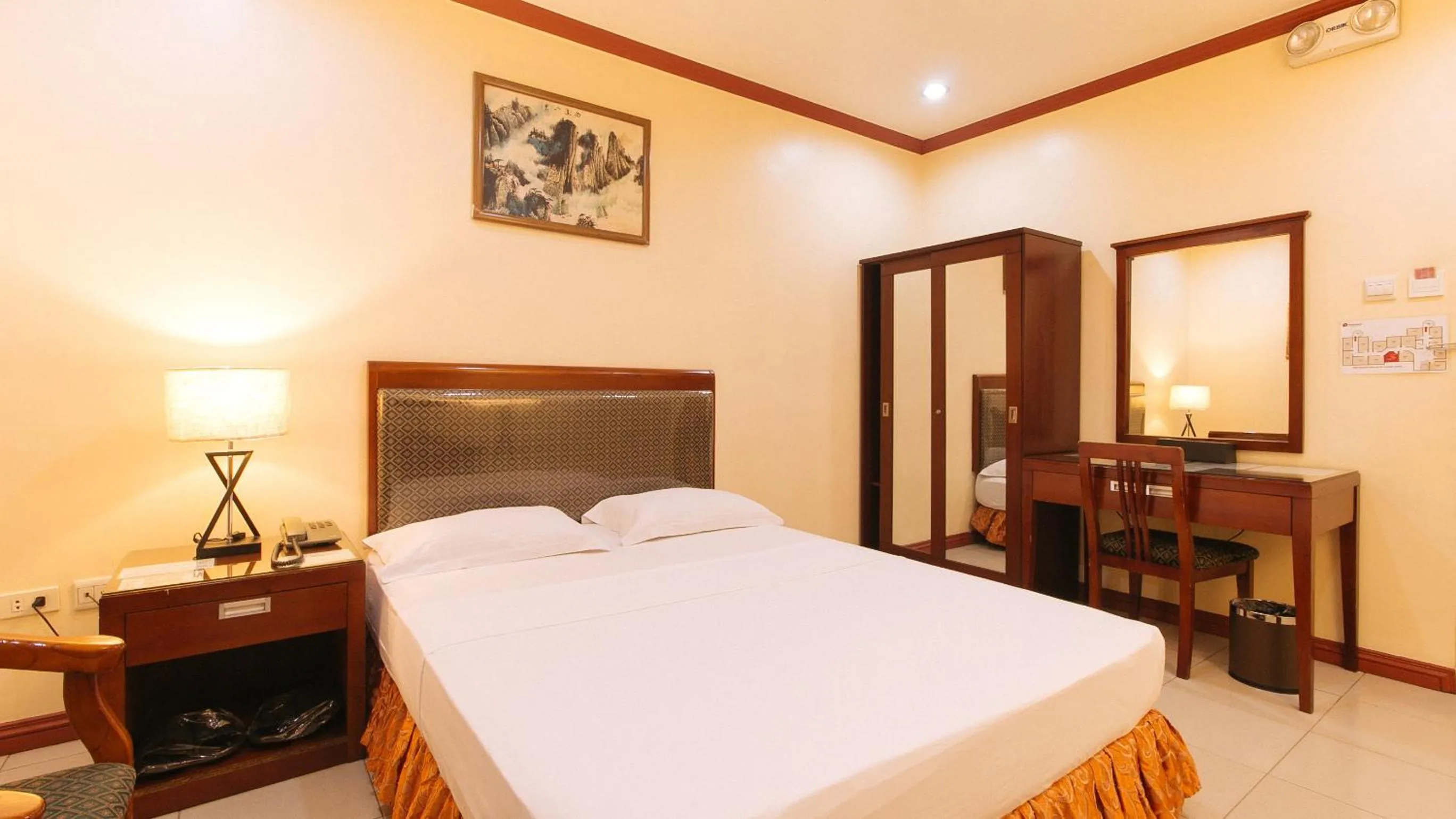 Photo of the whole room, Bed in Peace Hotel by RedDoorz