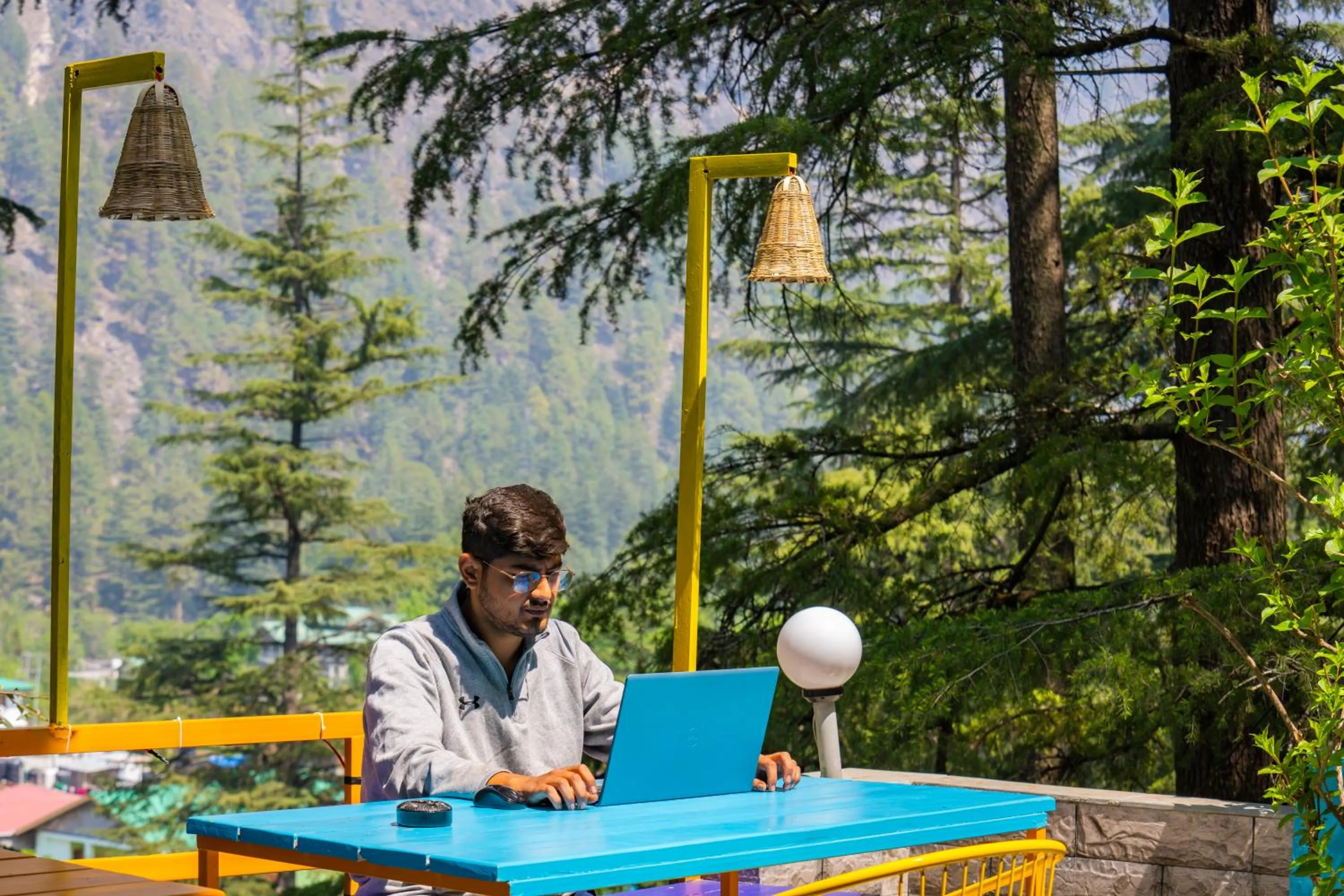 Seating area in goSTOPS Kasol