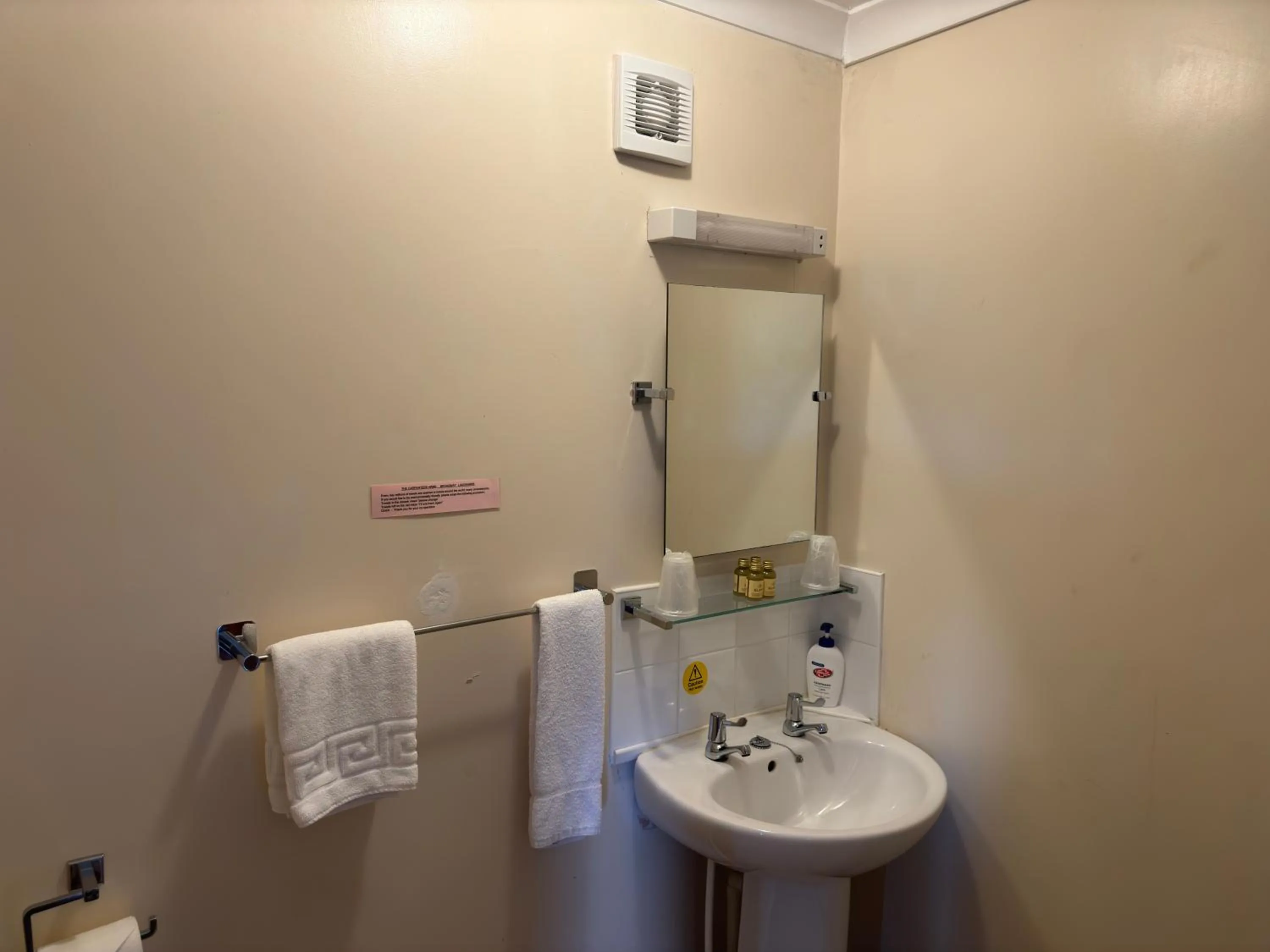 Bathroom in The Carpenters Arms Rooms in Broadway, Laugharne