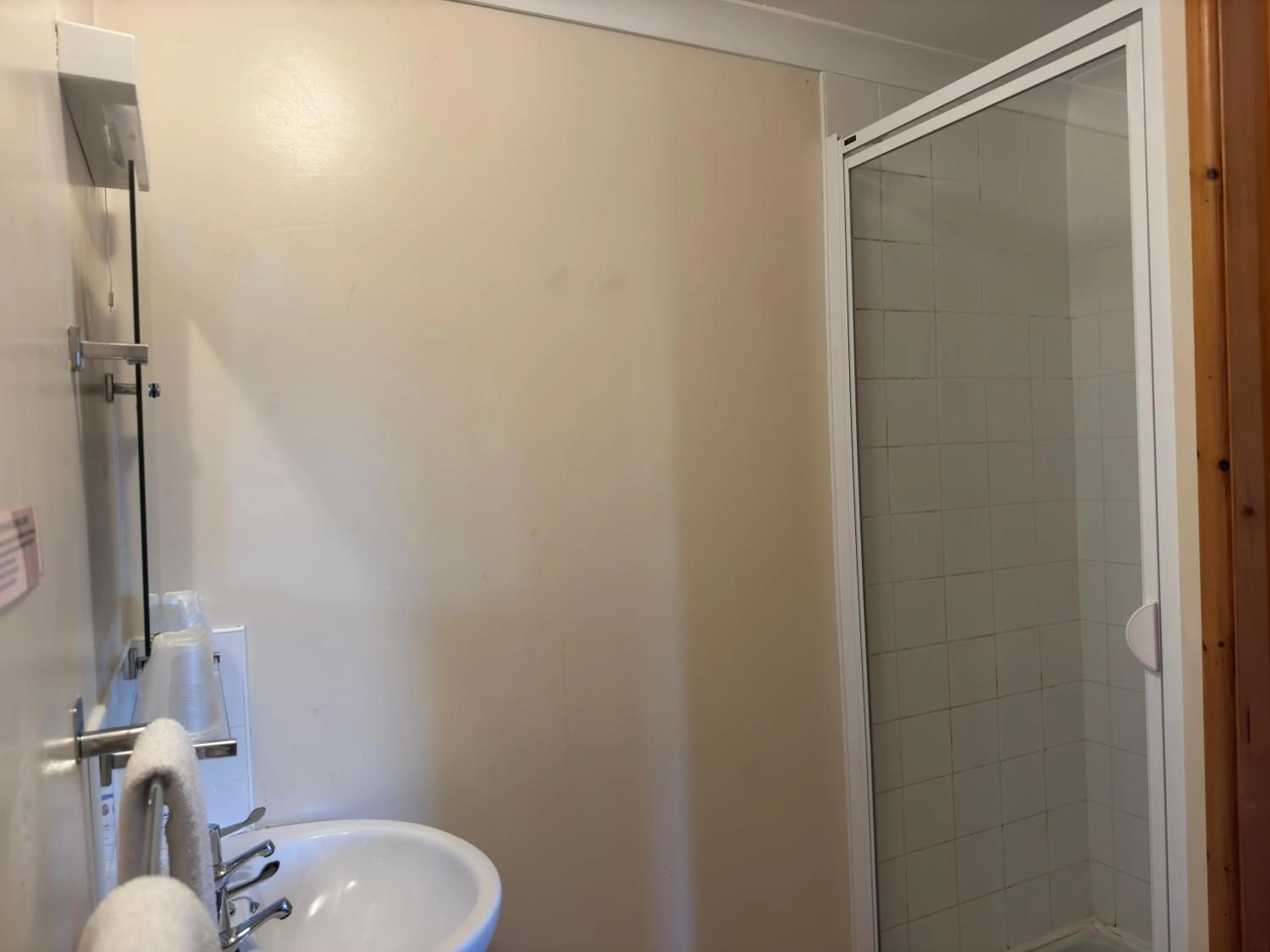 Bathroom in The Carpenters Arms Rooms in Broadway, Laugharne