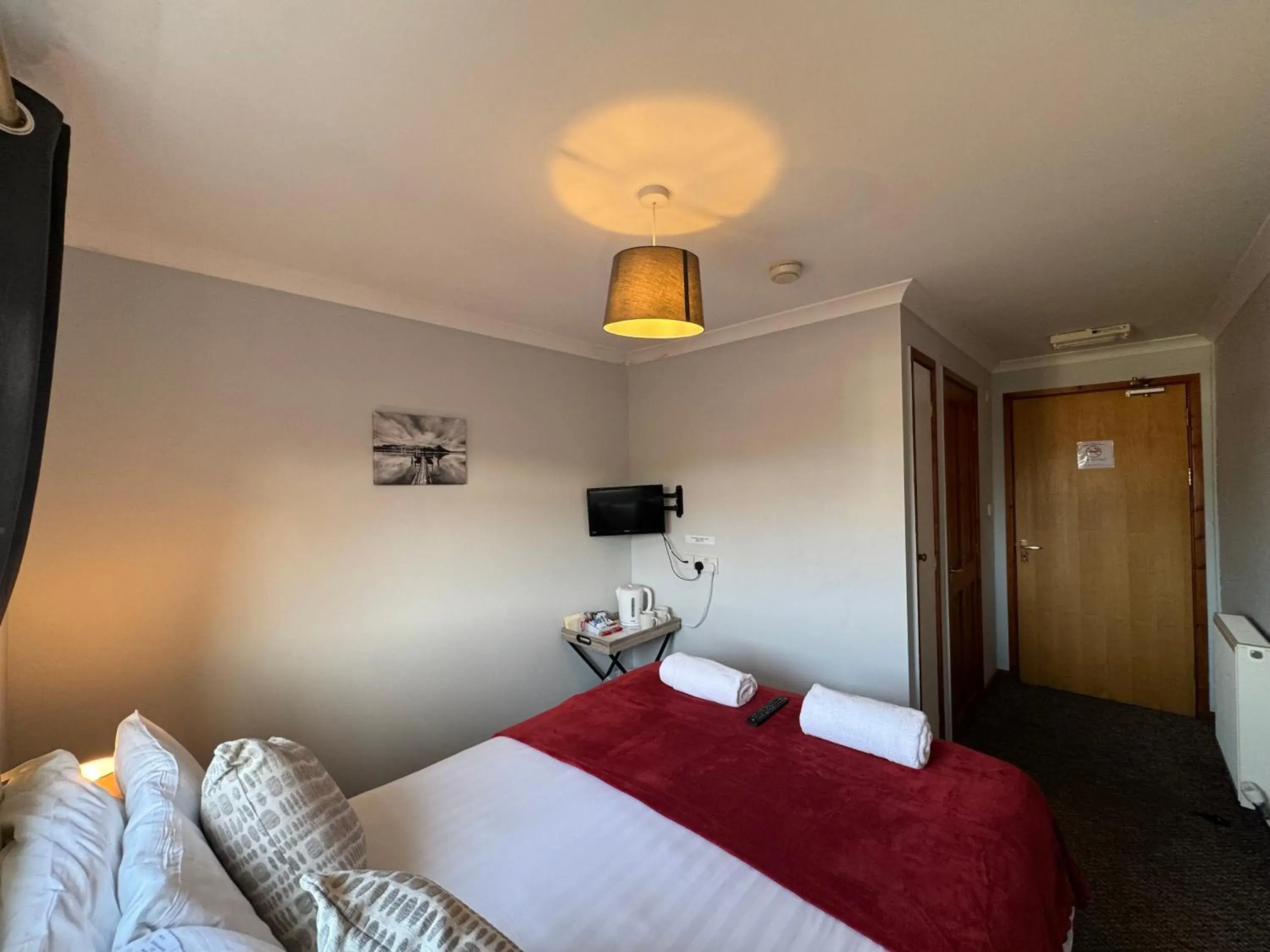 Room 1 - Double room with private bathroom in The Carpenters Arms Rooms in Broadway, Laugharne Room 1 - Double room with private bathroom in The Carpenters Arms Rooms in Broadway, Laugharne