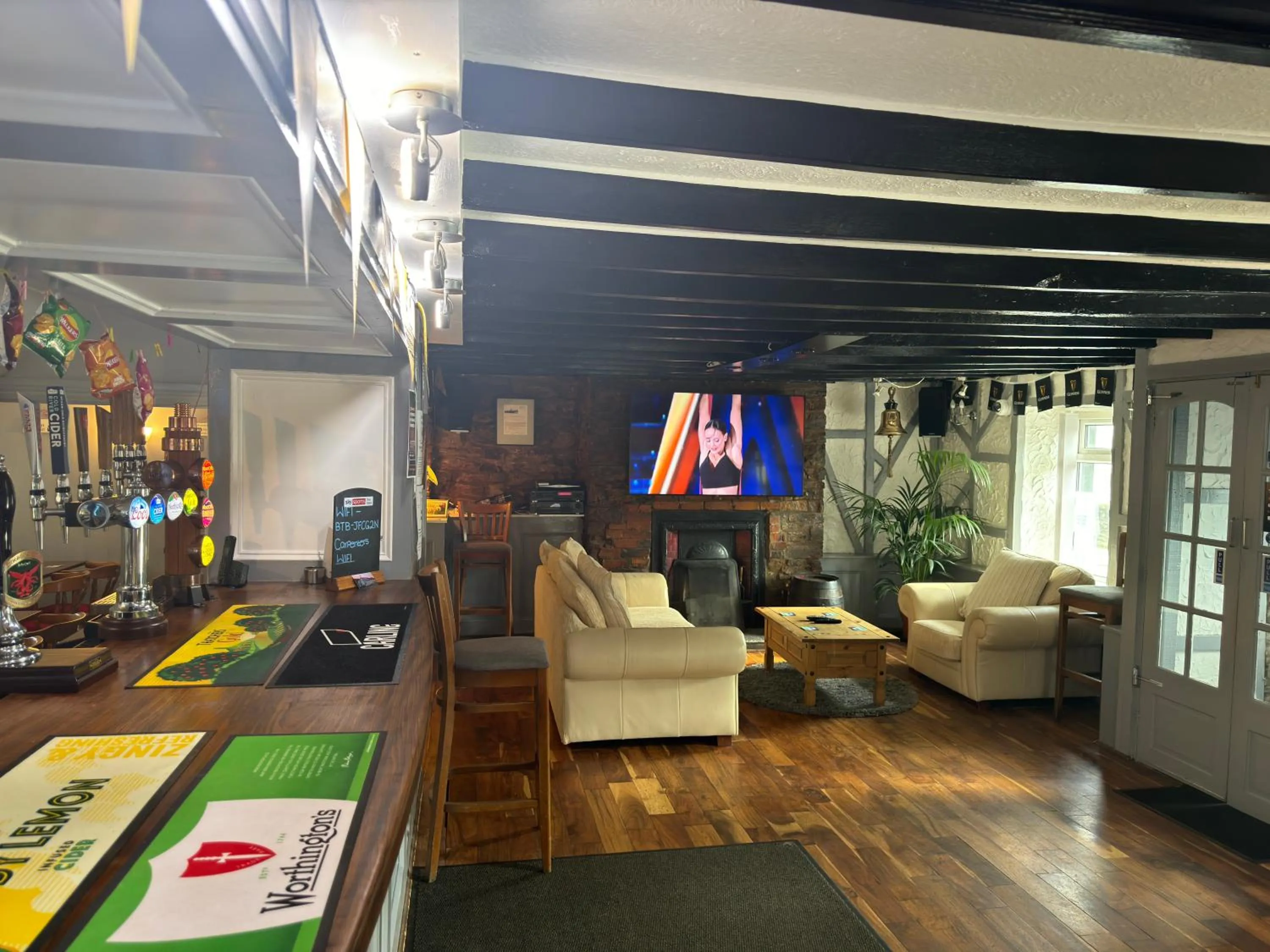 Lounge or bar in The Carpenters Arms Rooms in Broadway, Laugharne