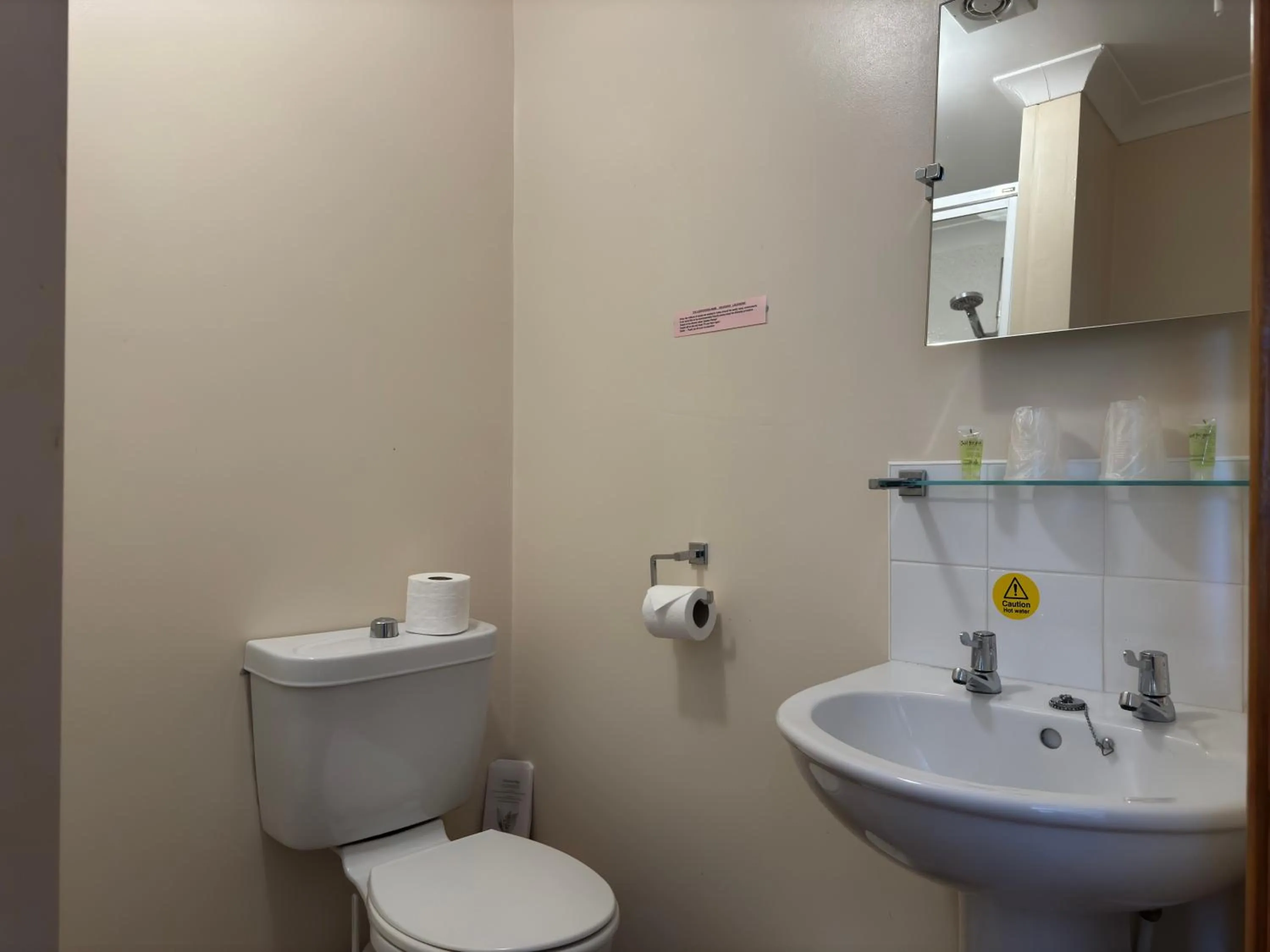 Bathroom in The Carpenters Arms Rooms in Broadway, Laugharne