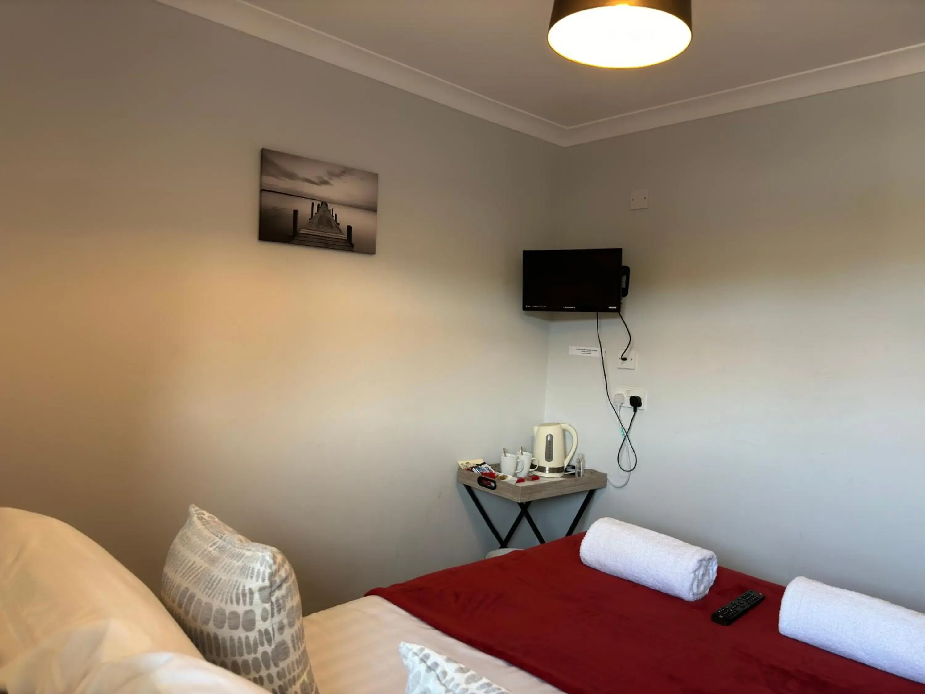 Room 3 - Double room with private bathroom in The Carpenters Arms Rooms in Broadway, Laugharne Room 3 - Double room with private bathroom in The Carpenters Arms Rooms in Broadway, Laugharne