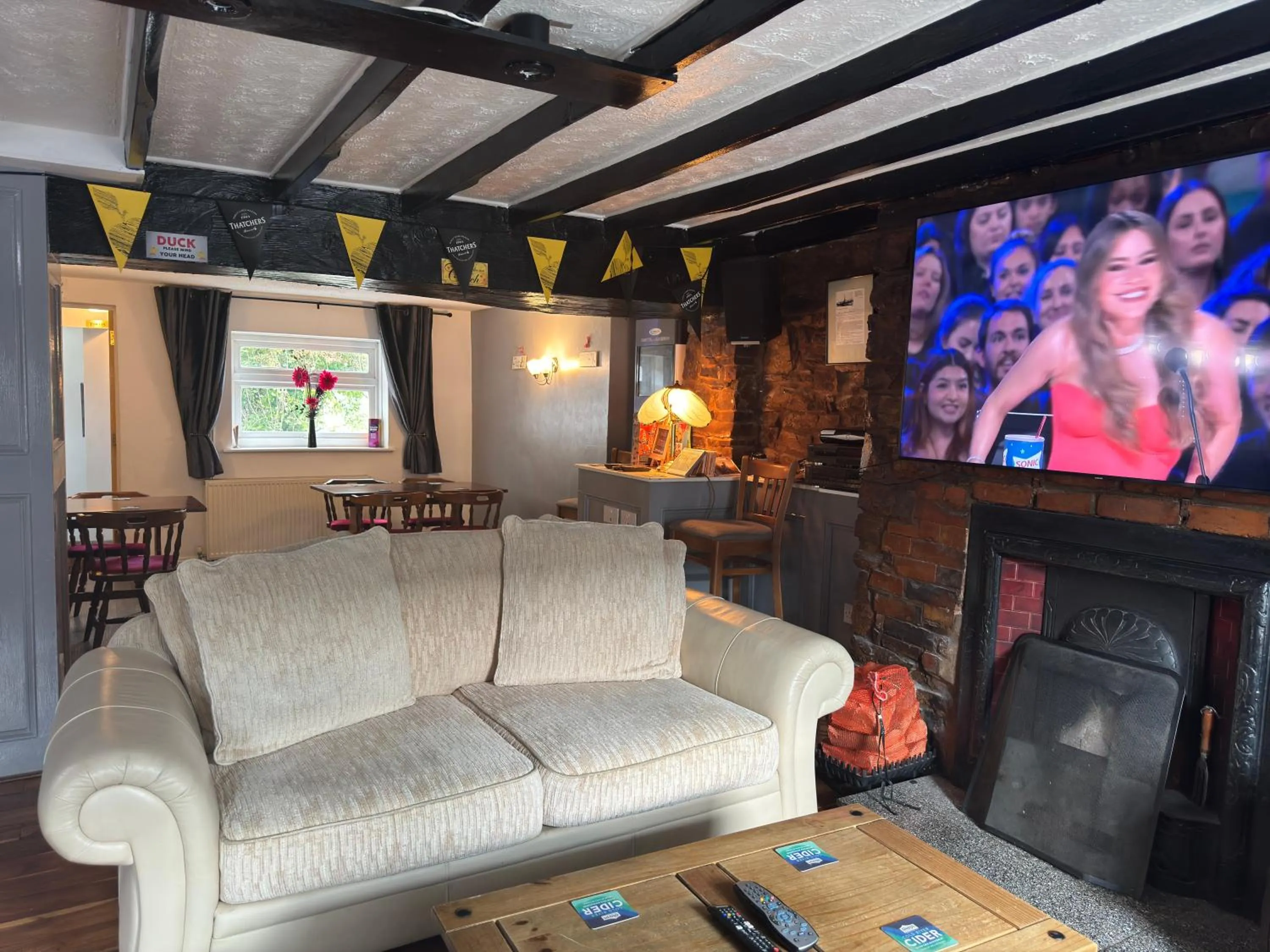 Lounge or bar in The Carpenters Arms Rooms in Broadway, Laugharne