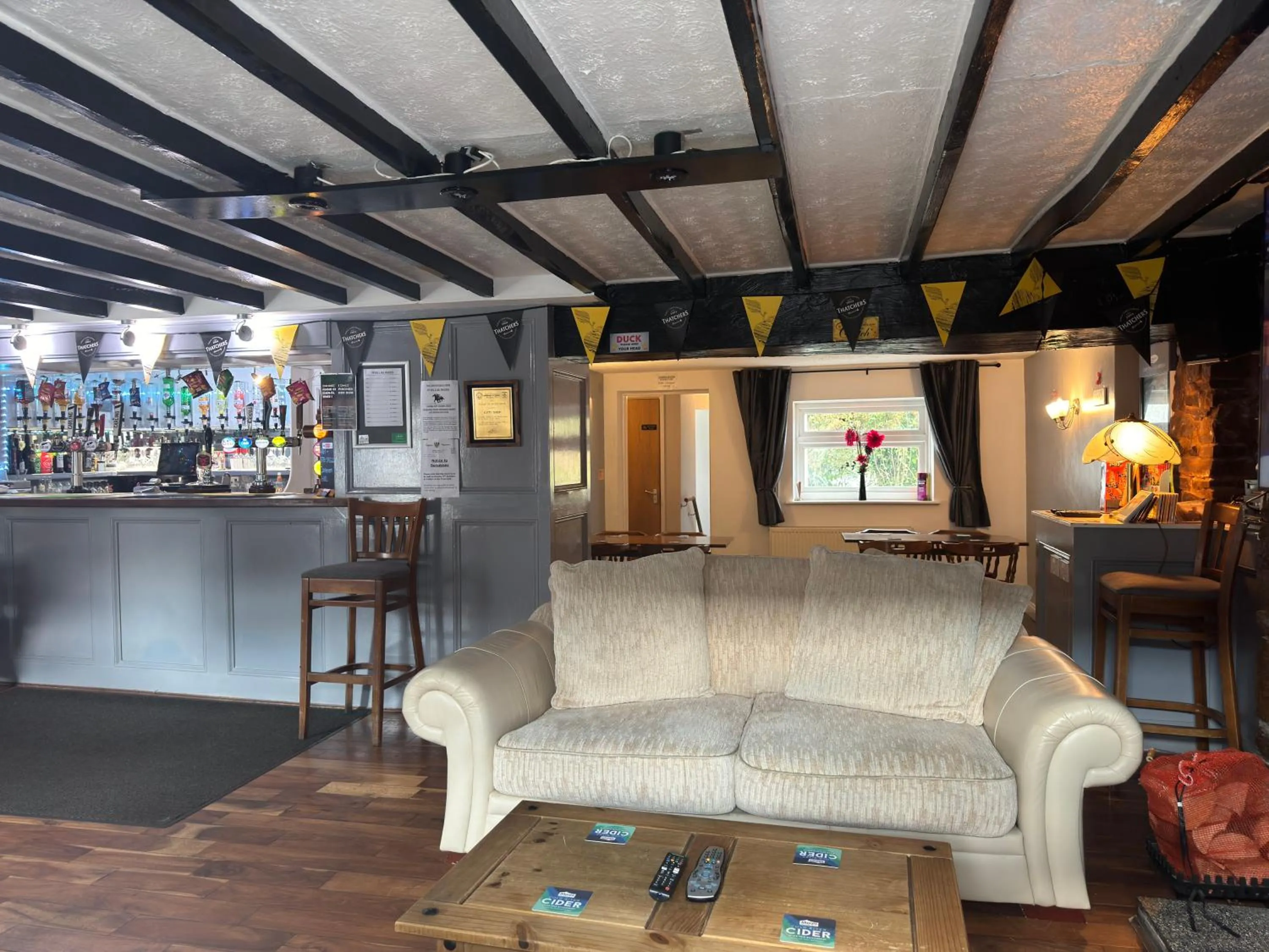 Lounge or bar in The Carpenters Arms Rooms in Broadway, Laugharne