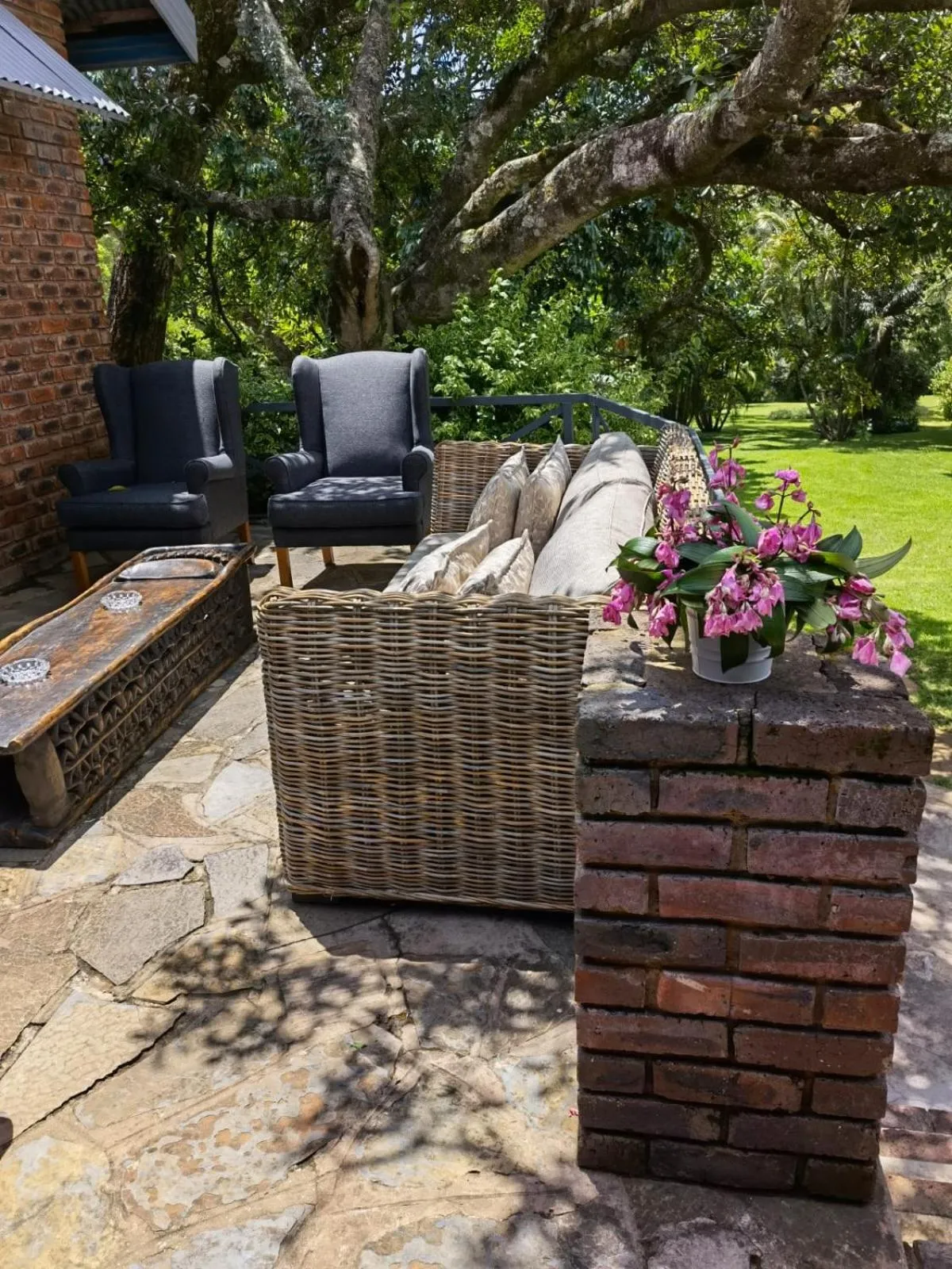 Property building in Avoca Vale Country Hotel