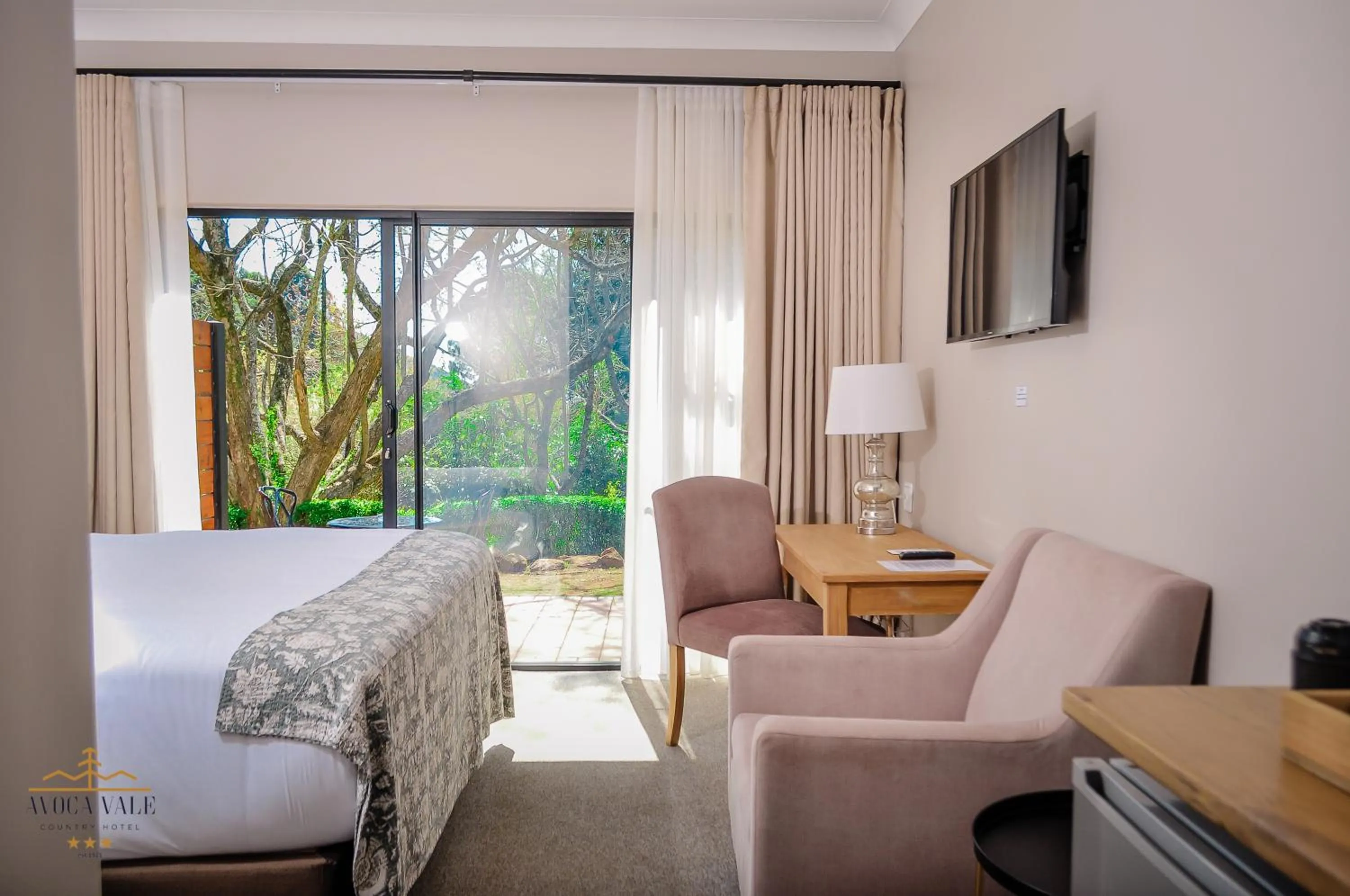 Toilet, Bed in Avoca Vale Country Hotel