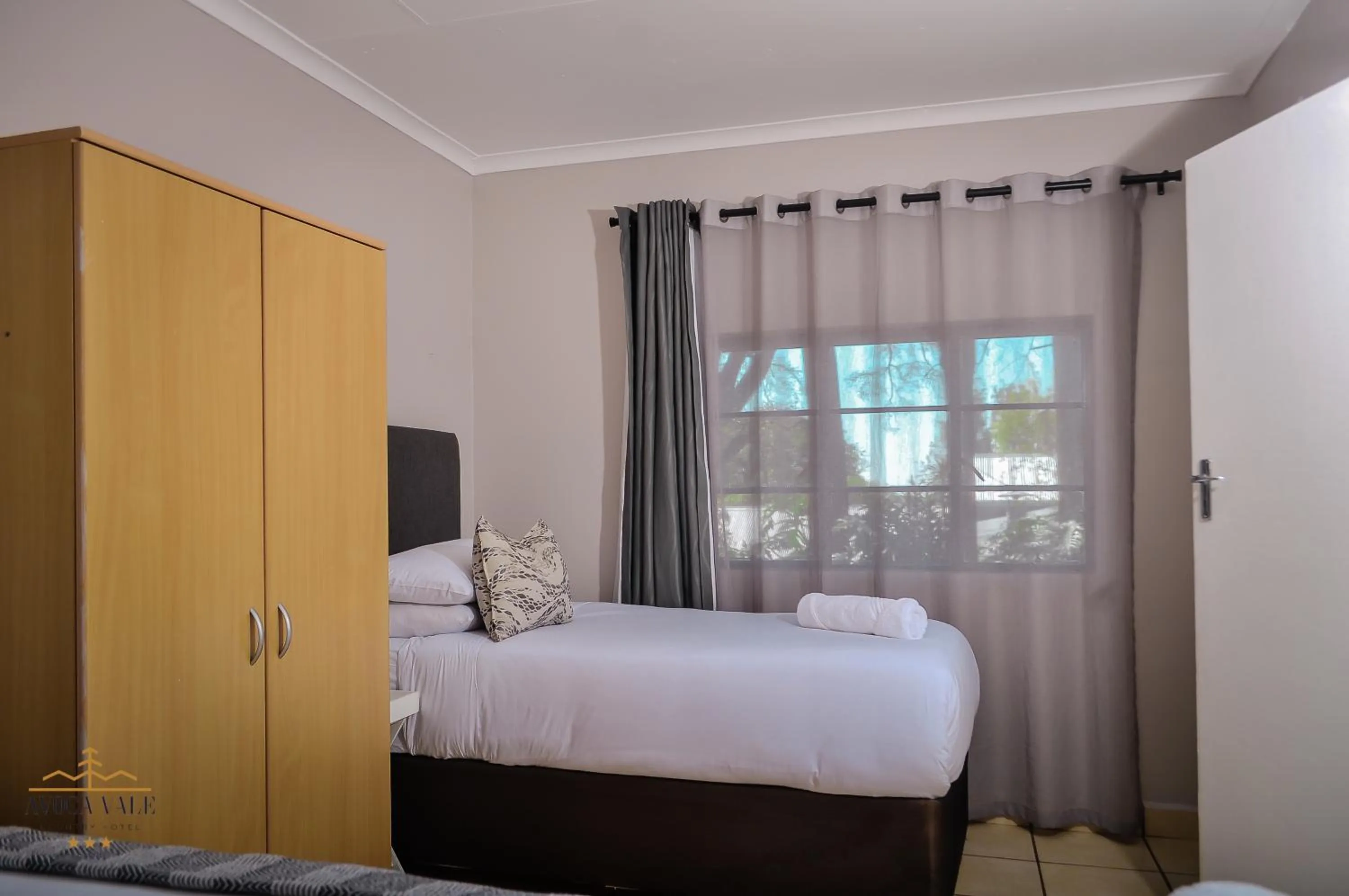 Toilet, Bed in Avoca Vale Country Hotel