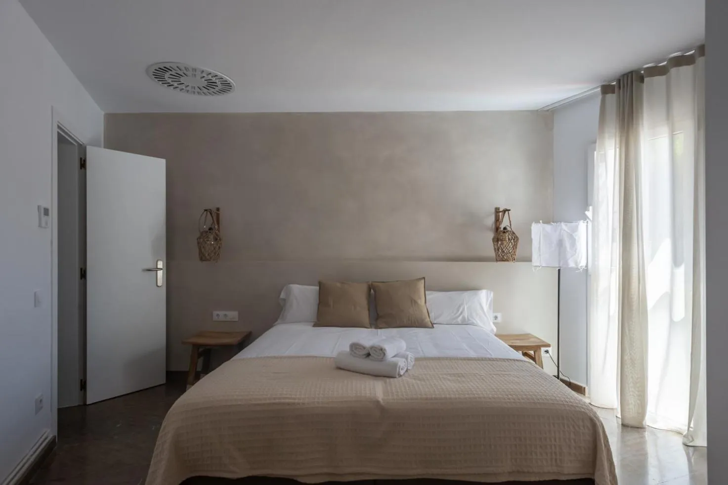 Bed in Hostal Es Niu de Tamariu