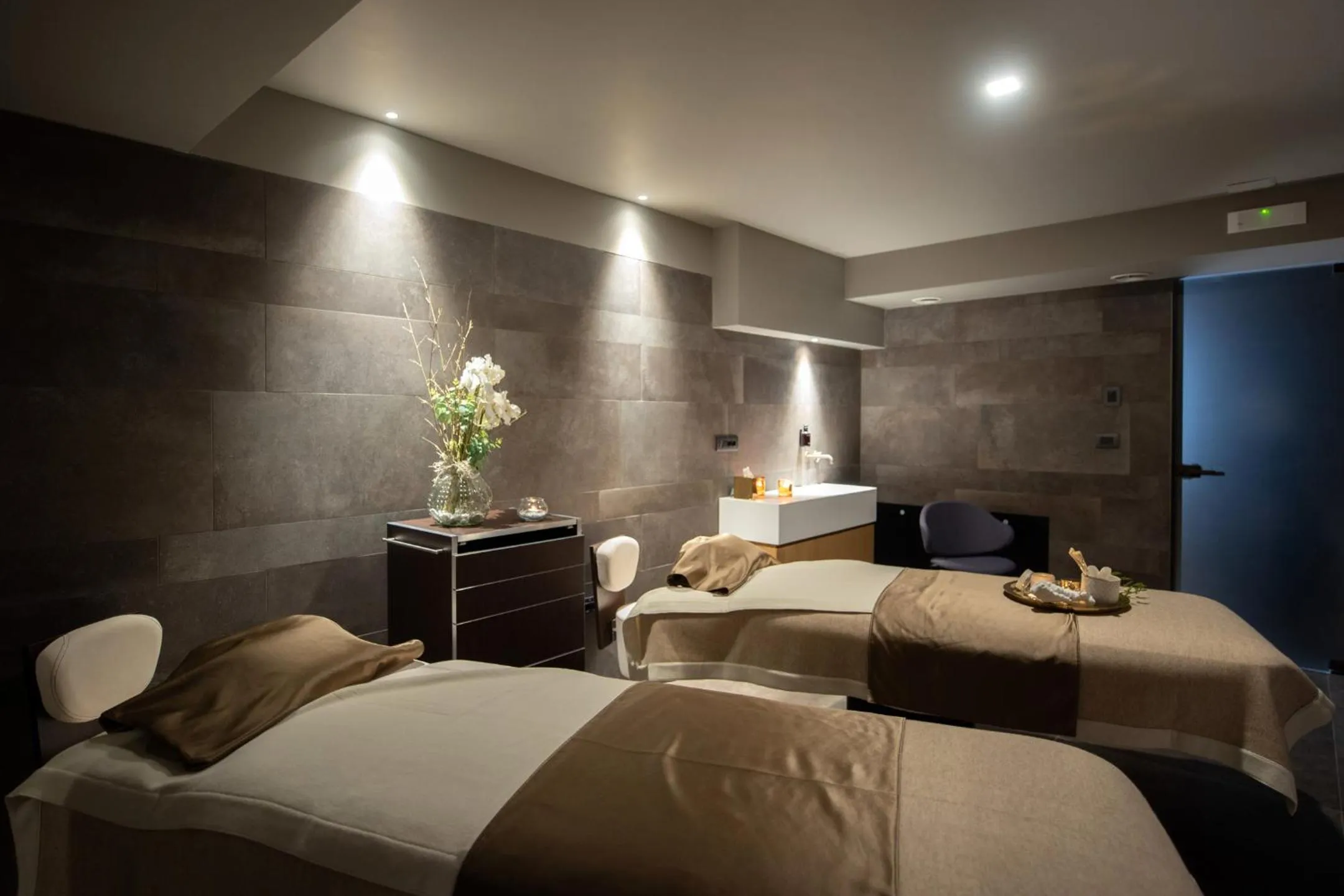 Massage, Bed in Gold Tower Lifestyle Hotel