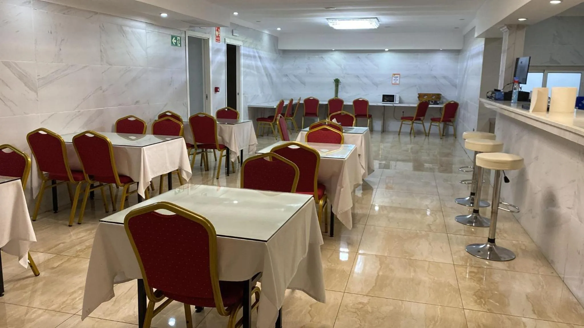 Restaurant/places to eat in HOTEL AVIACIOn