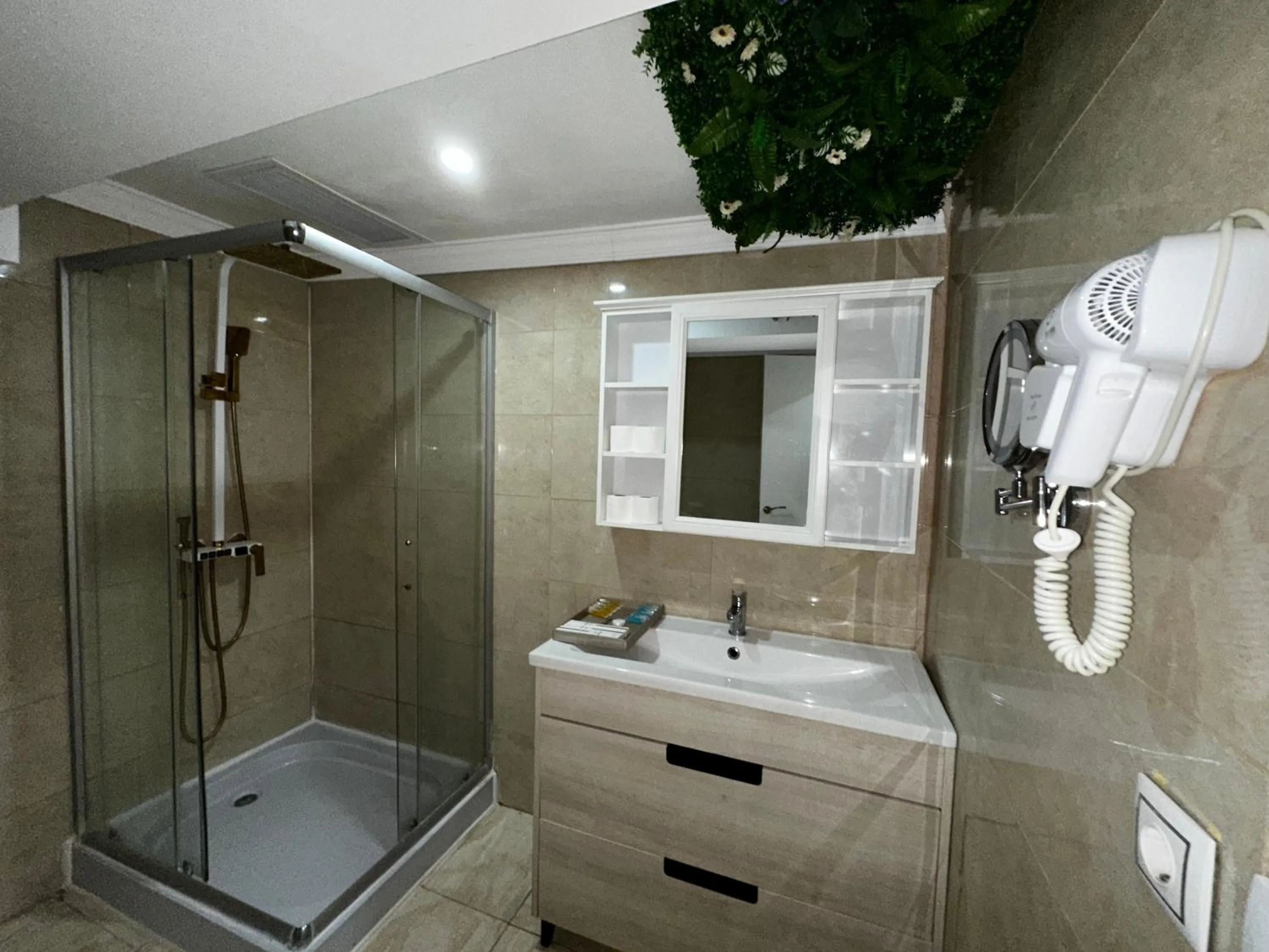 Shower in HOTEL AVIACIOn