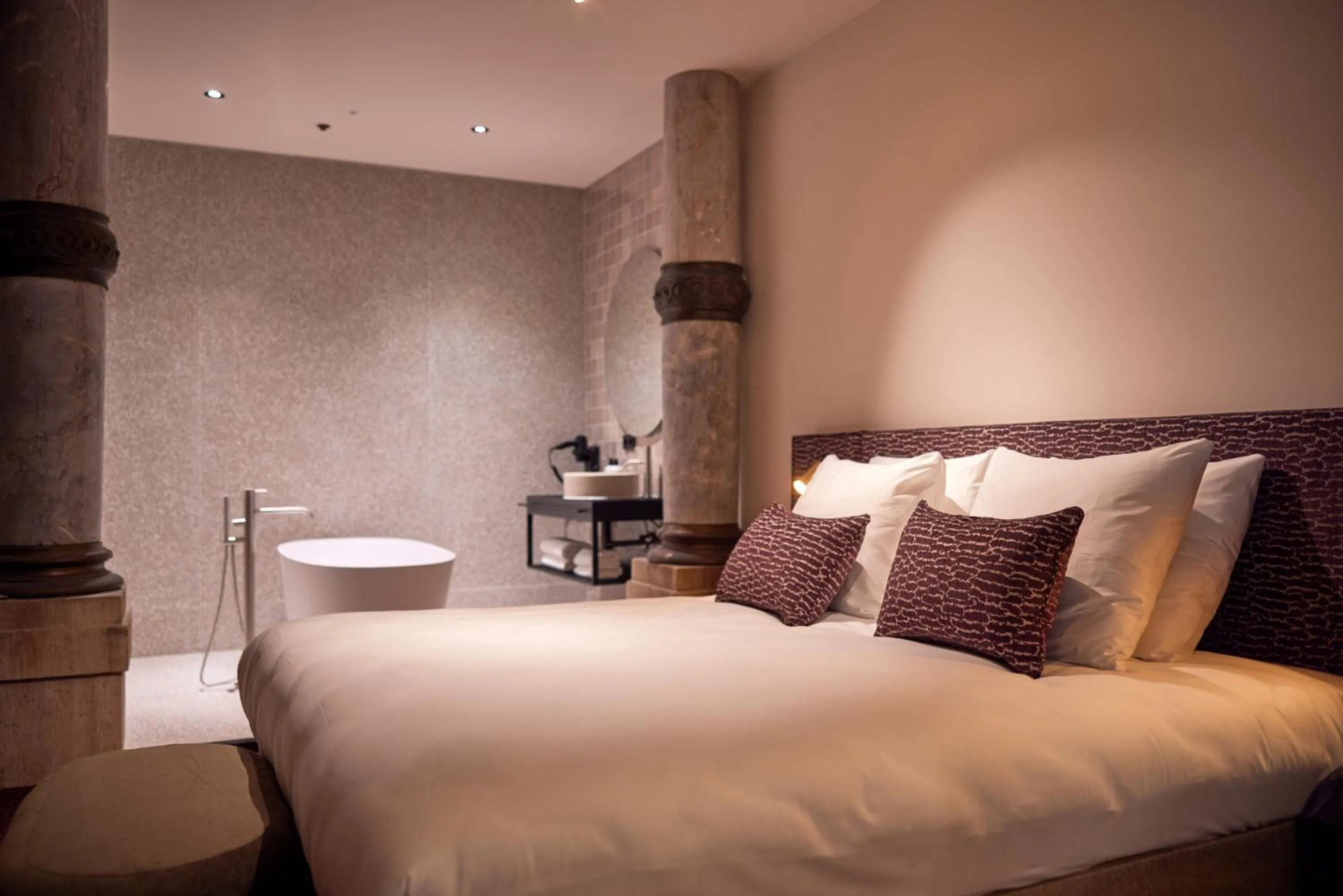 Photo of the whole room, Bed in Heavens Hotel