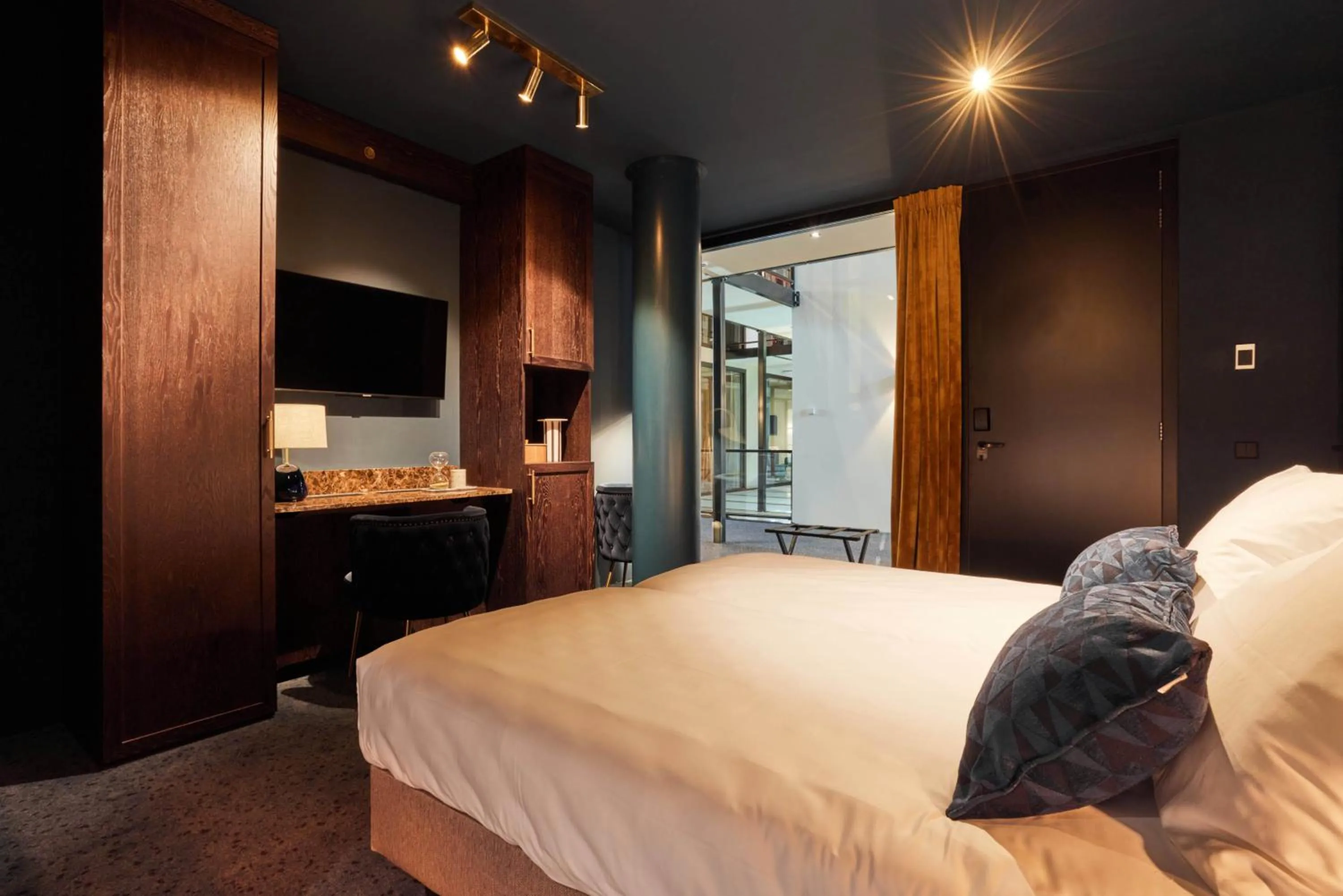 Photo of the whole room, Bed in Heavens Hotel