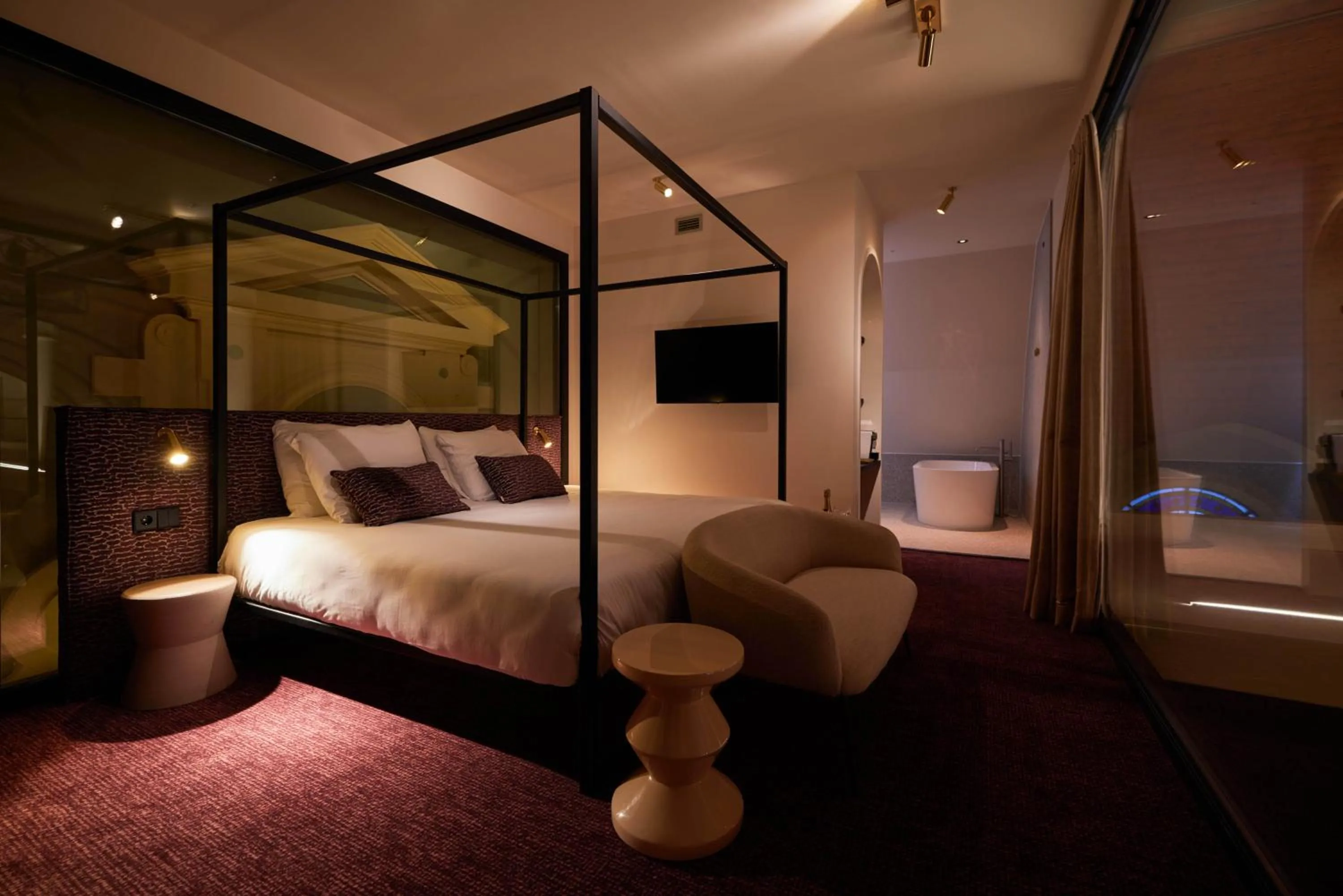 Bedroom, Bed in Heavens Hotel