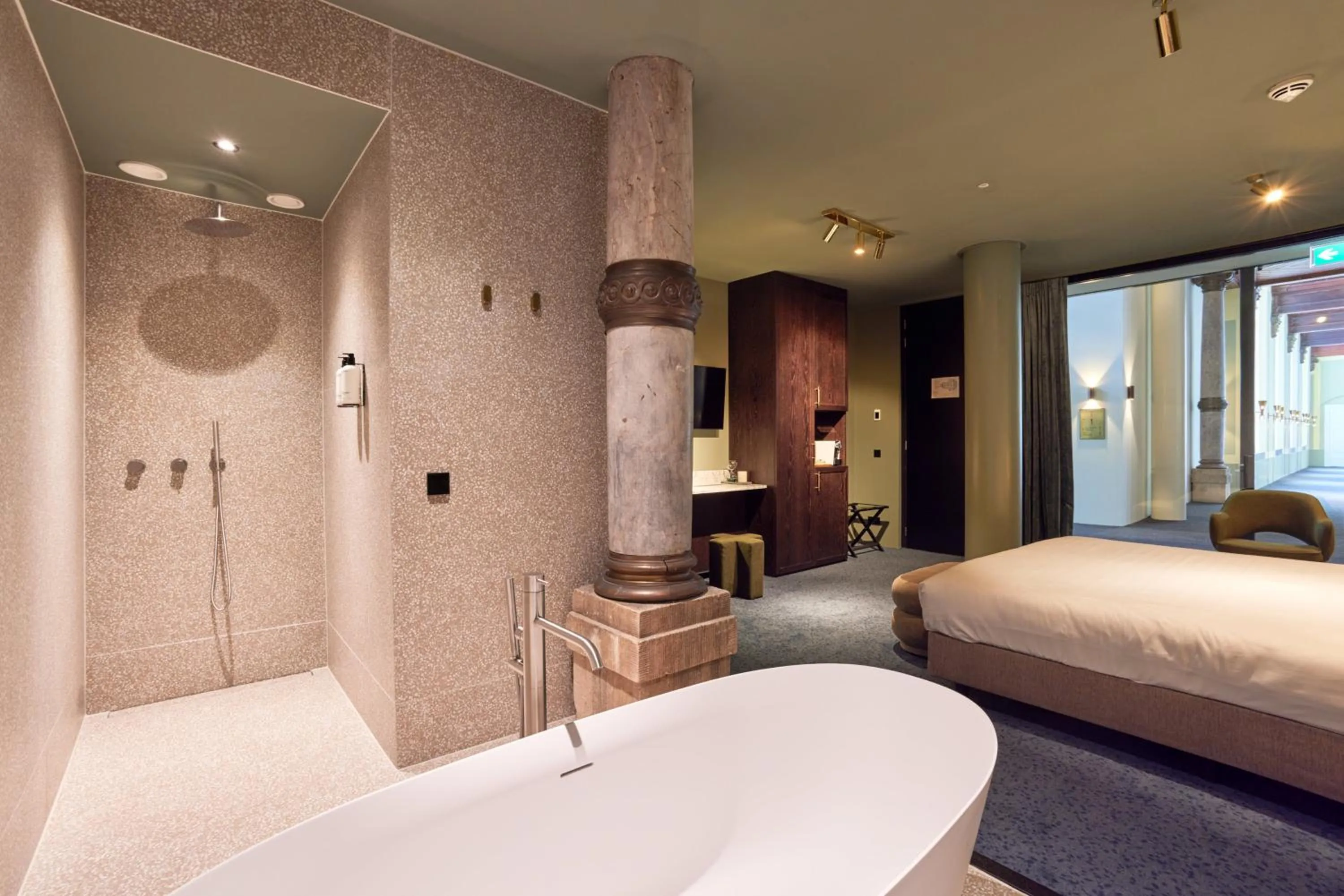 Bathroom, Bed in Heavens Hotel