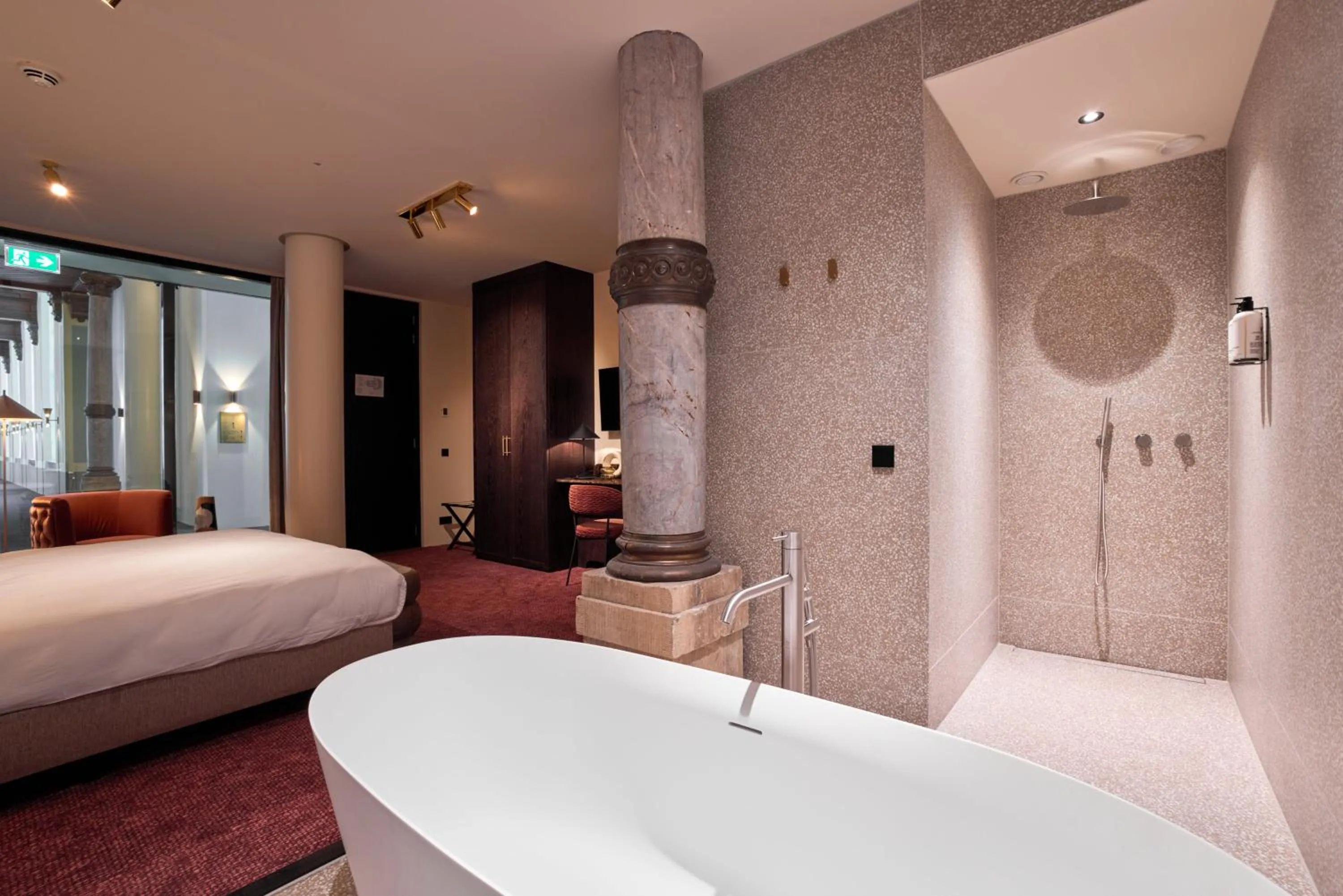 Bathroom, Bed in Heavens Hotel