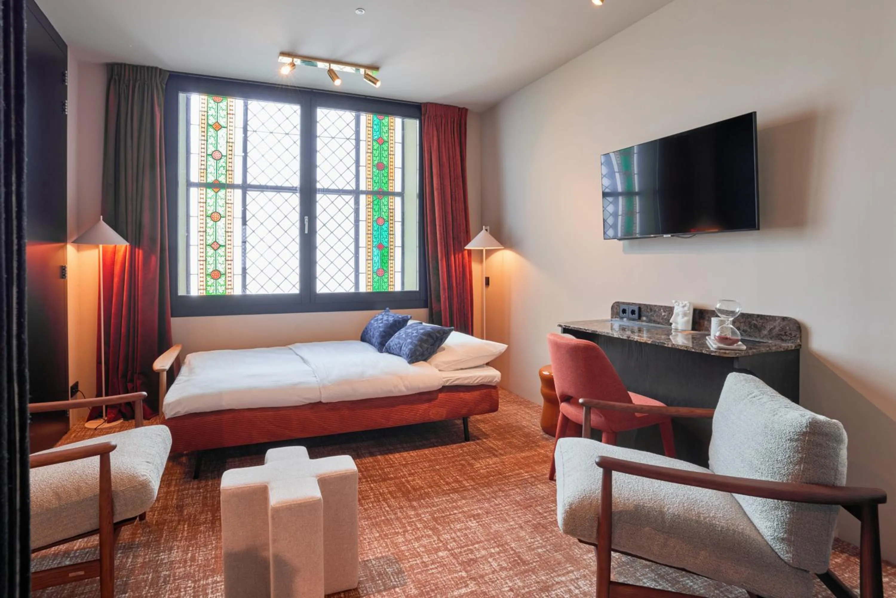 Living room, Bed in Heavens Hotel