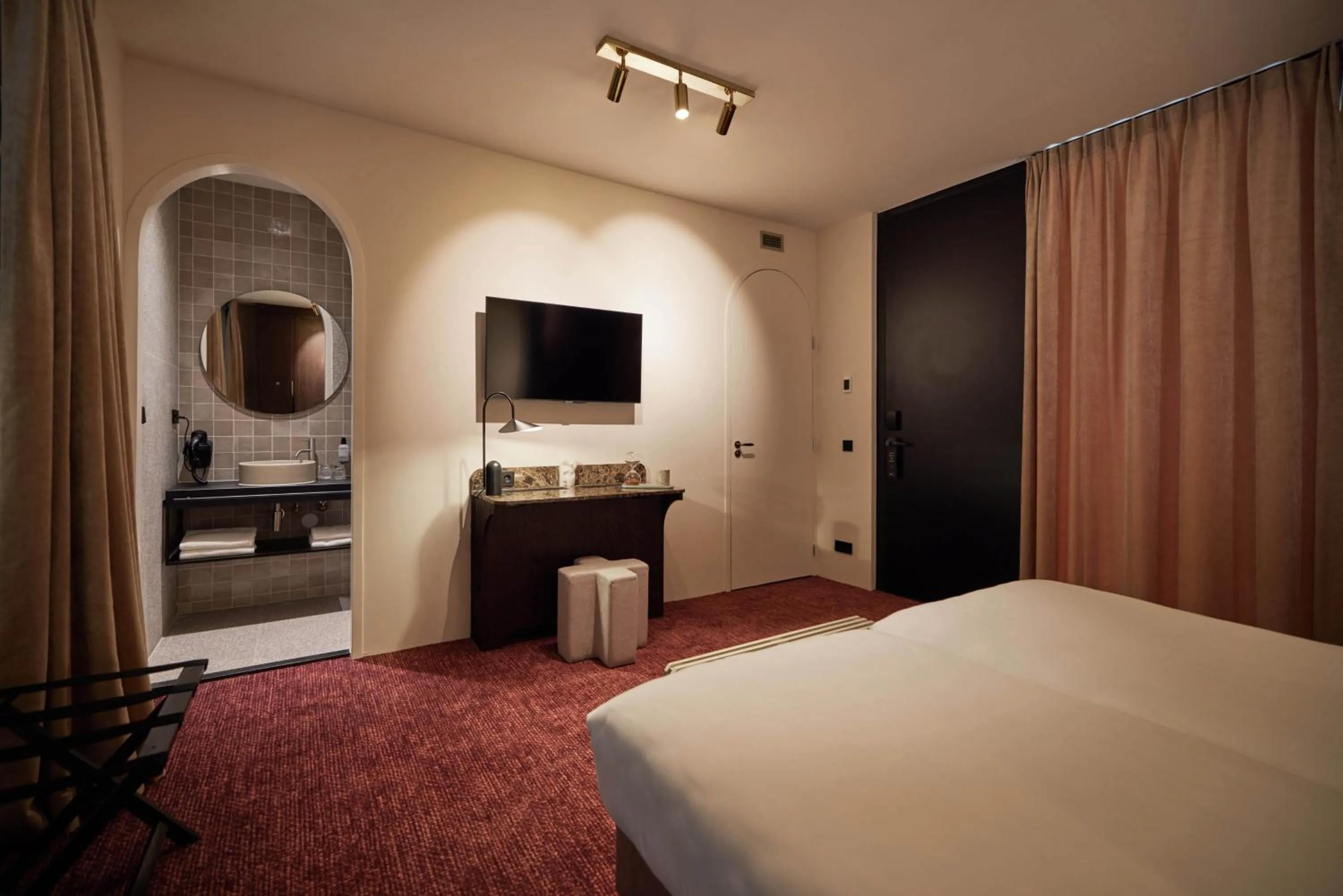 Photo of the whole room, Bed in Heavens Hotel