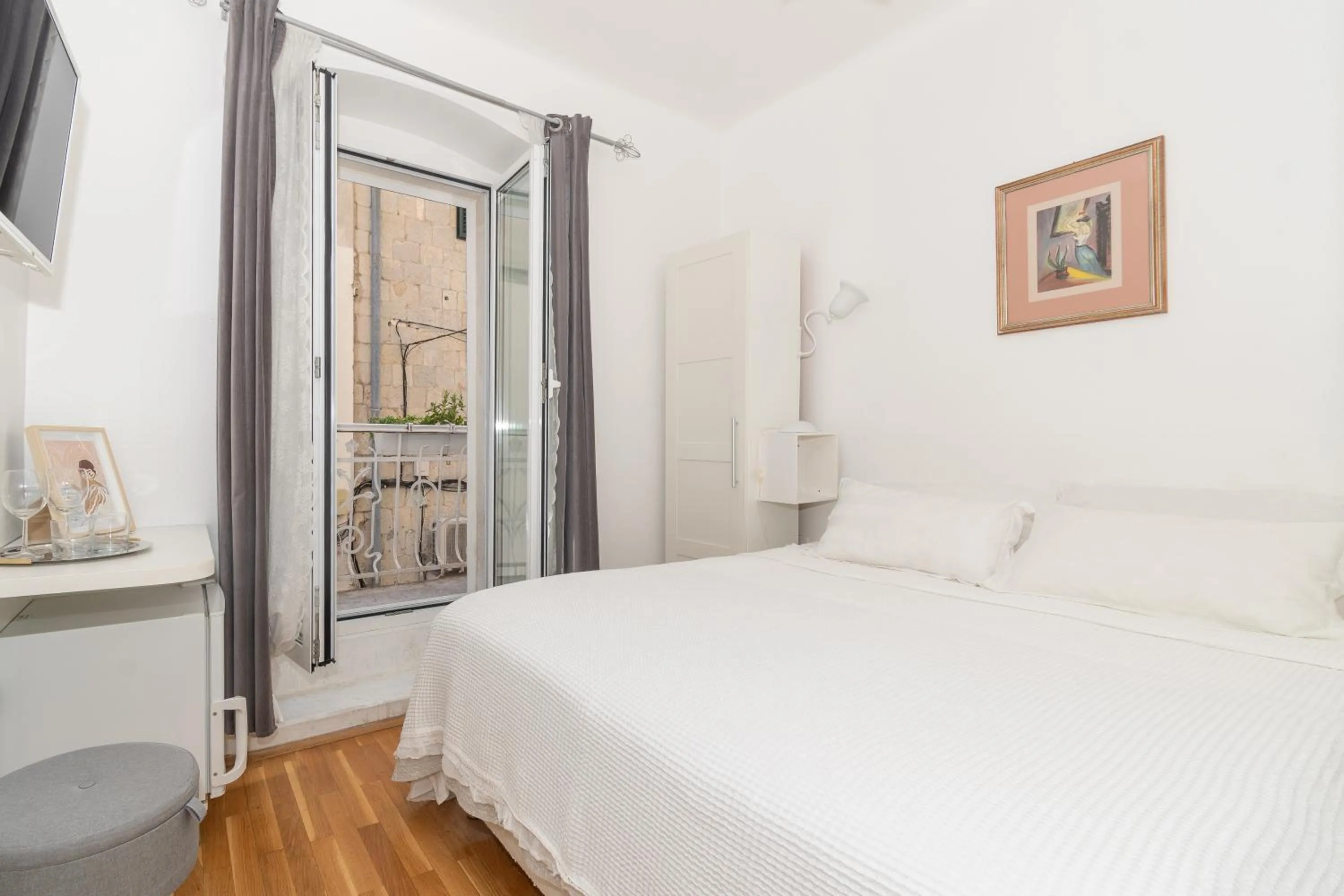 Bedroom in Rooms Gold