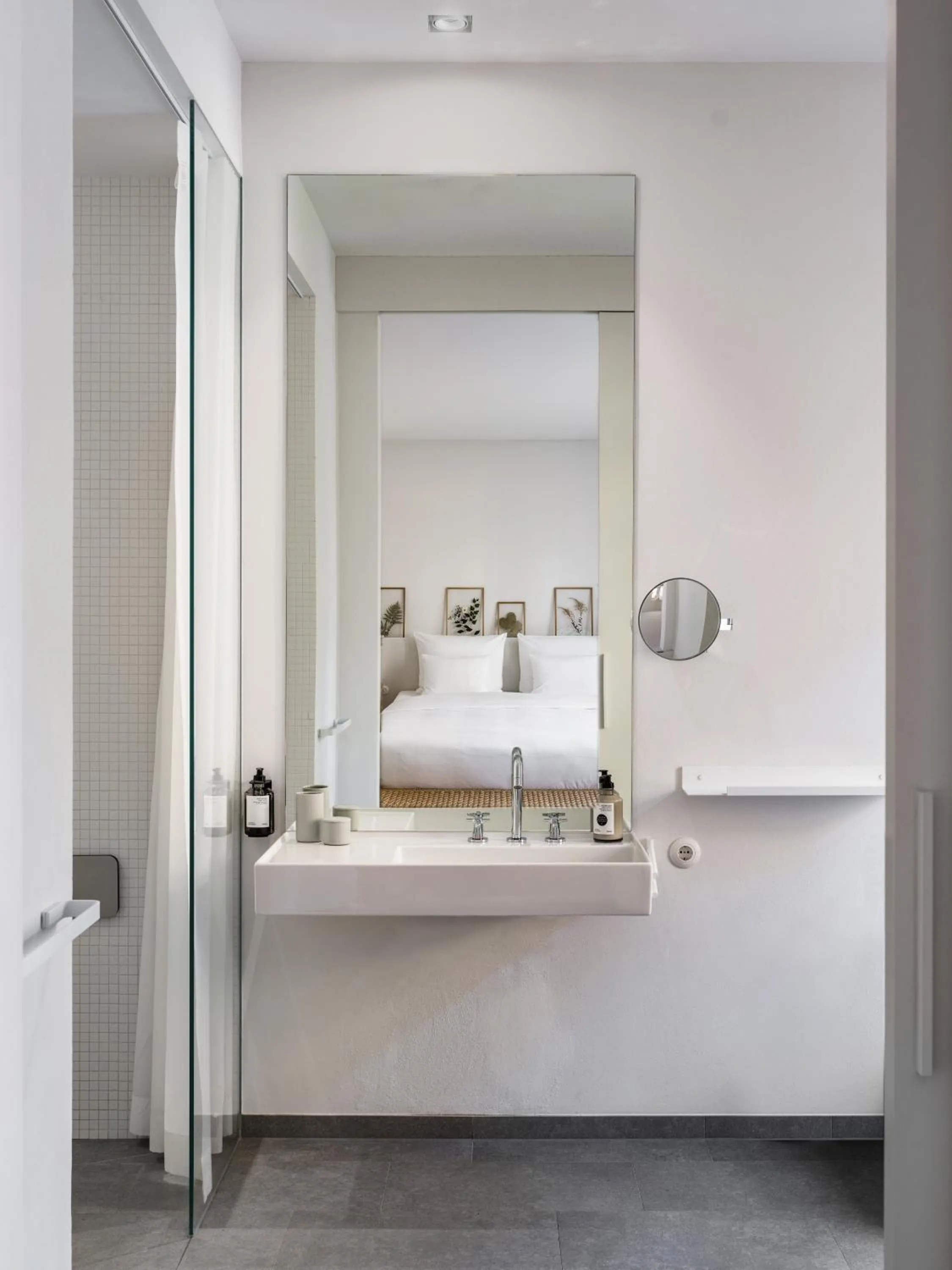 Bathroom, Bed in Wilmina Hotel