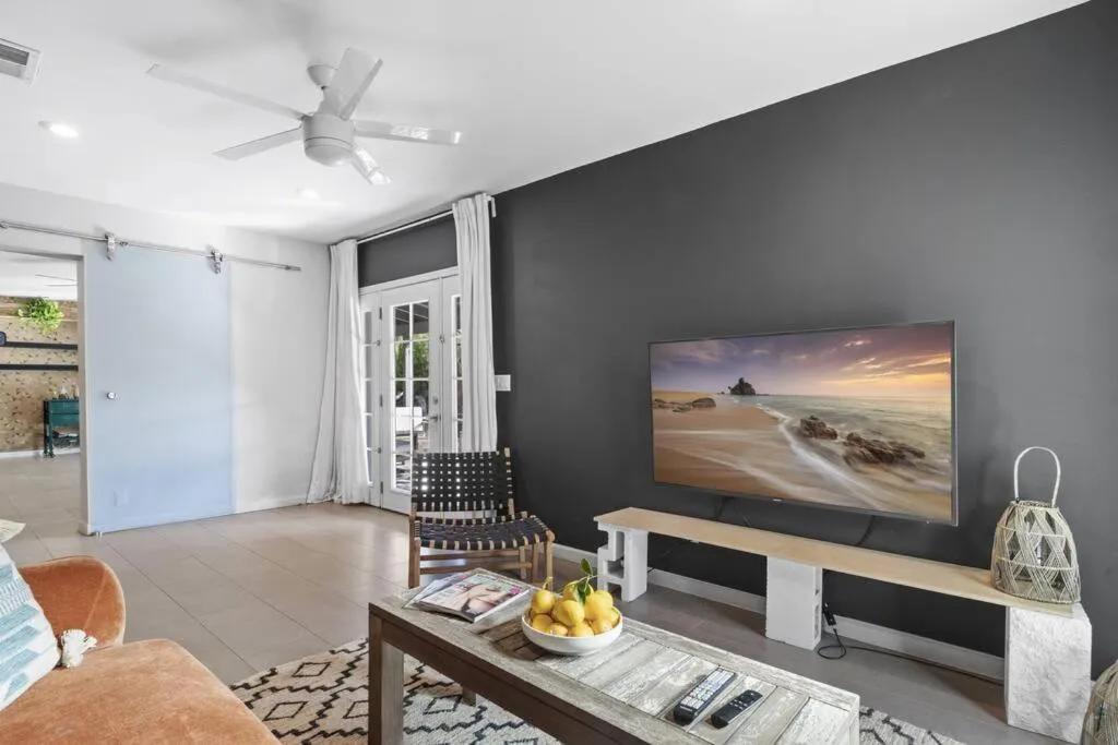 Mid-Century Stunner // Large Yard and Patio for Indoor/Outdoor Living