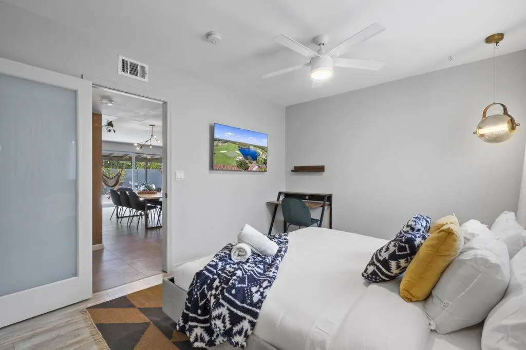 Mid-Century Stunner // Large Yard and Patio for Indoor/Outdoor Living