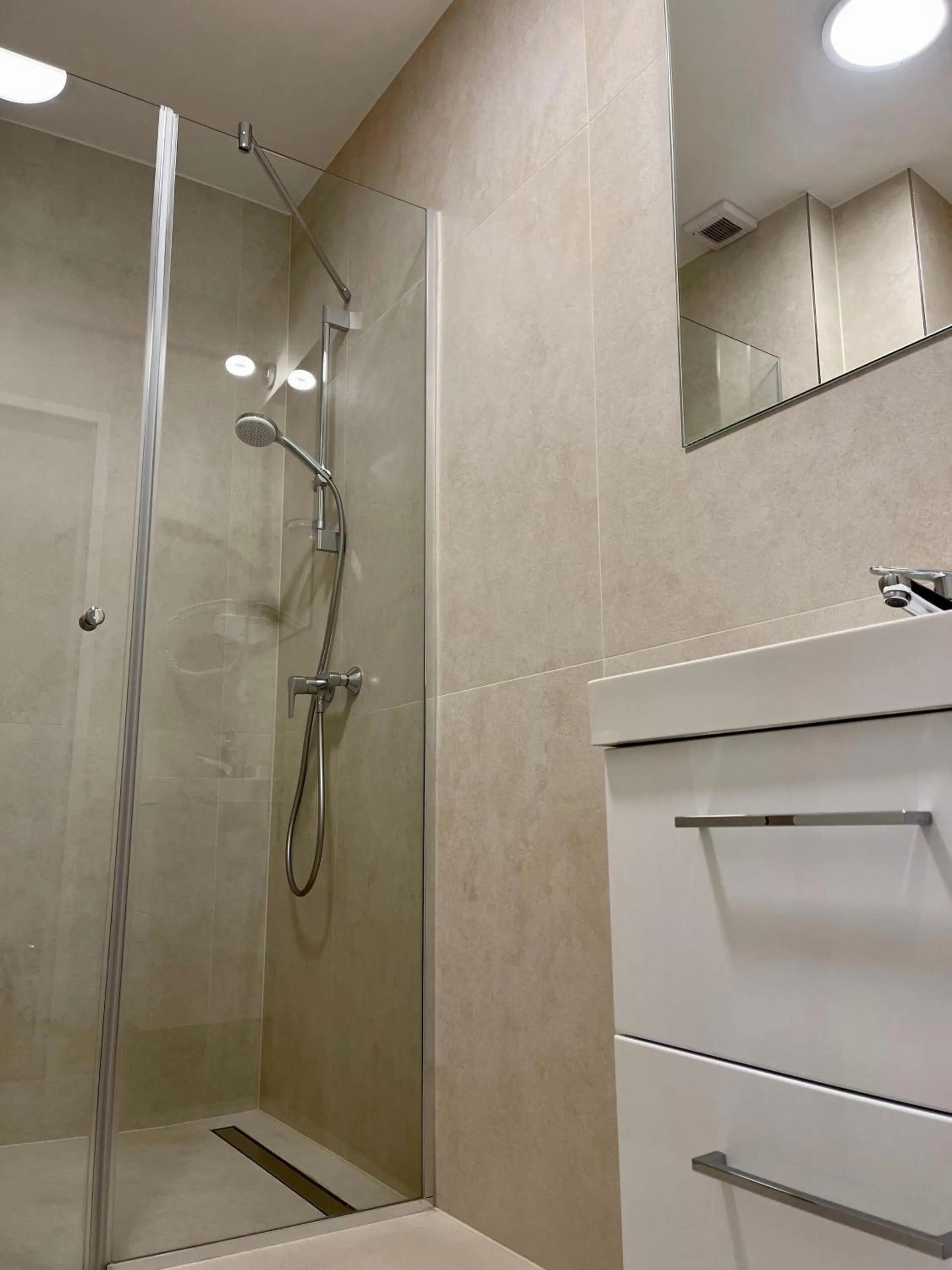 Shower in Dan In'n Out