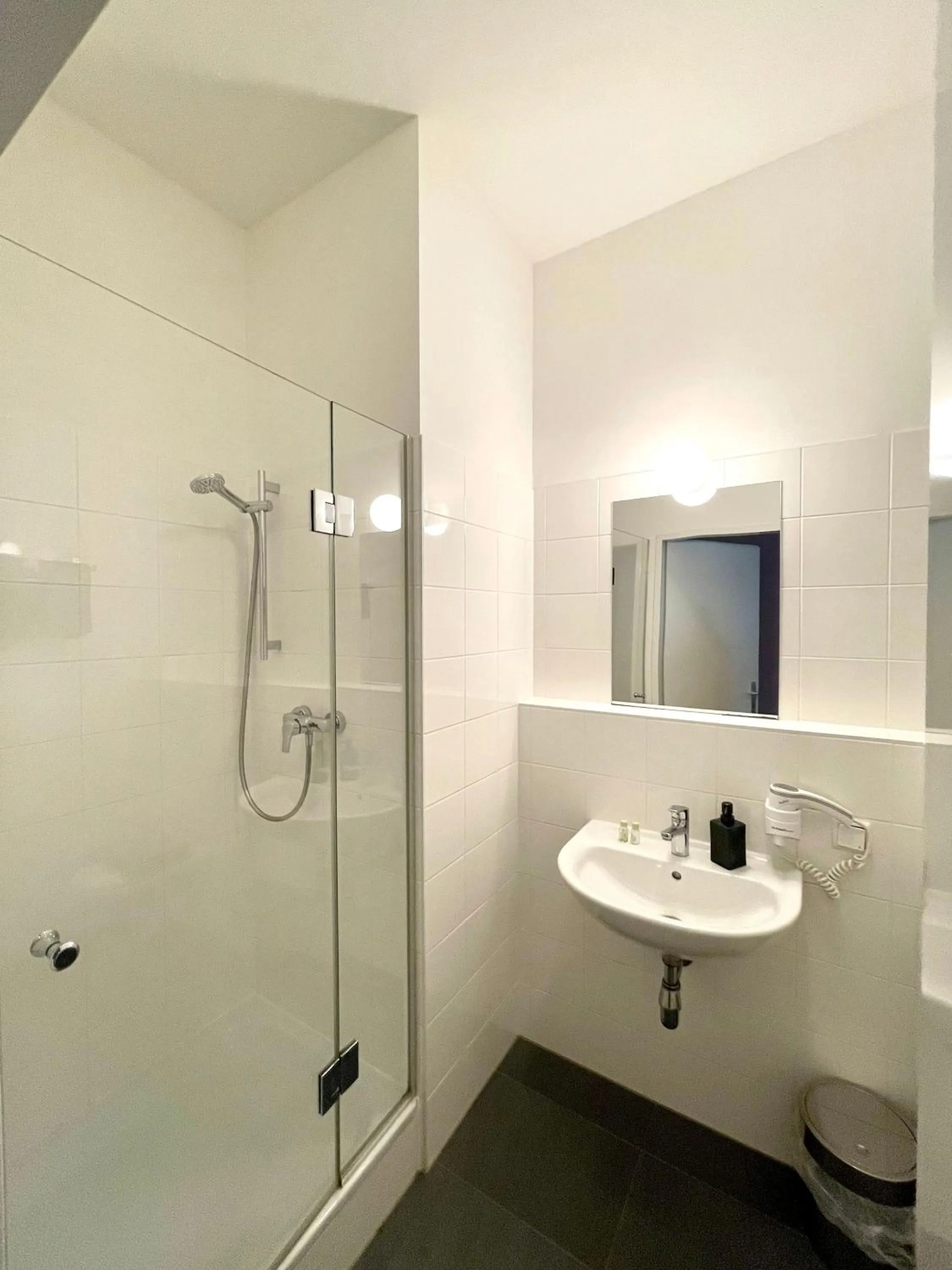 Shower in Dan In'n Out