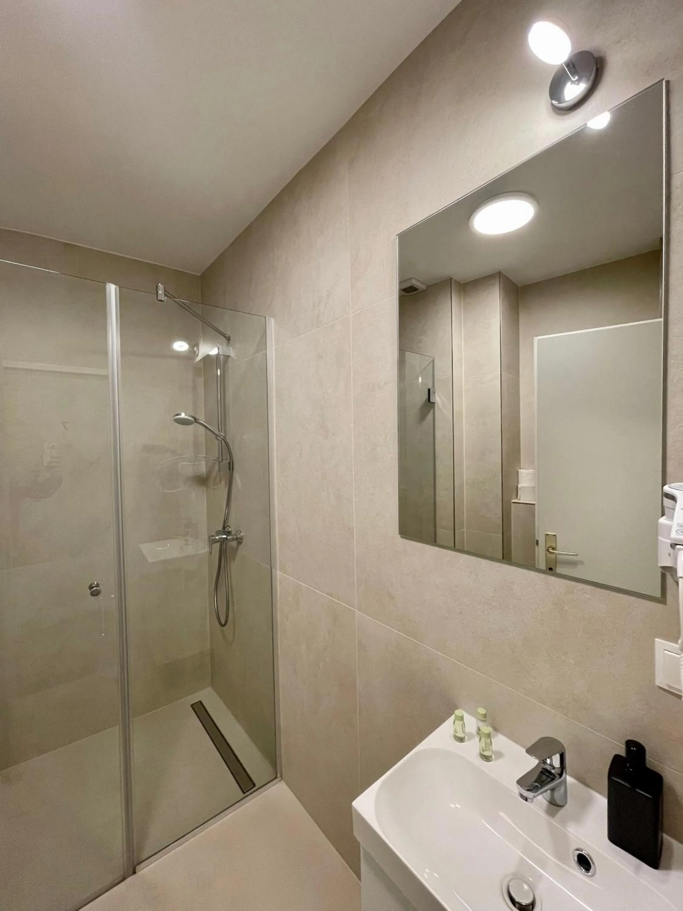 Shower in Dan In'n Out