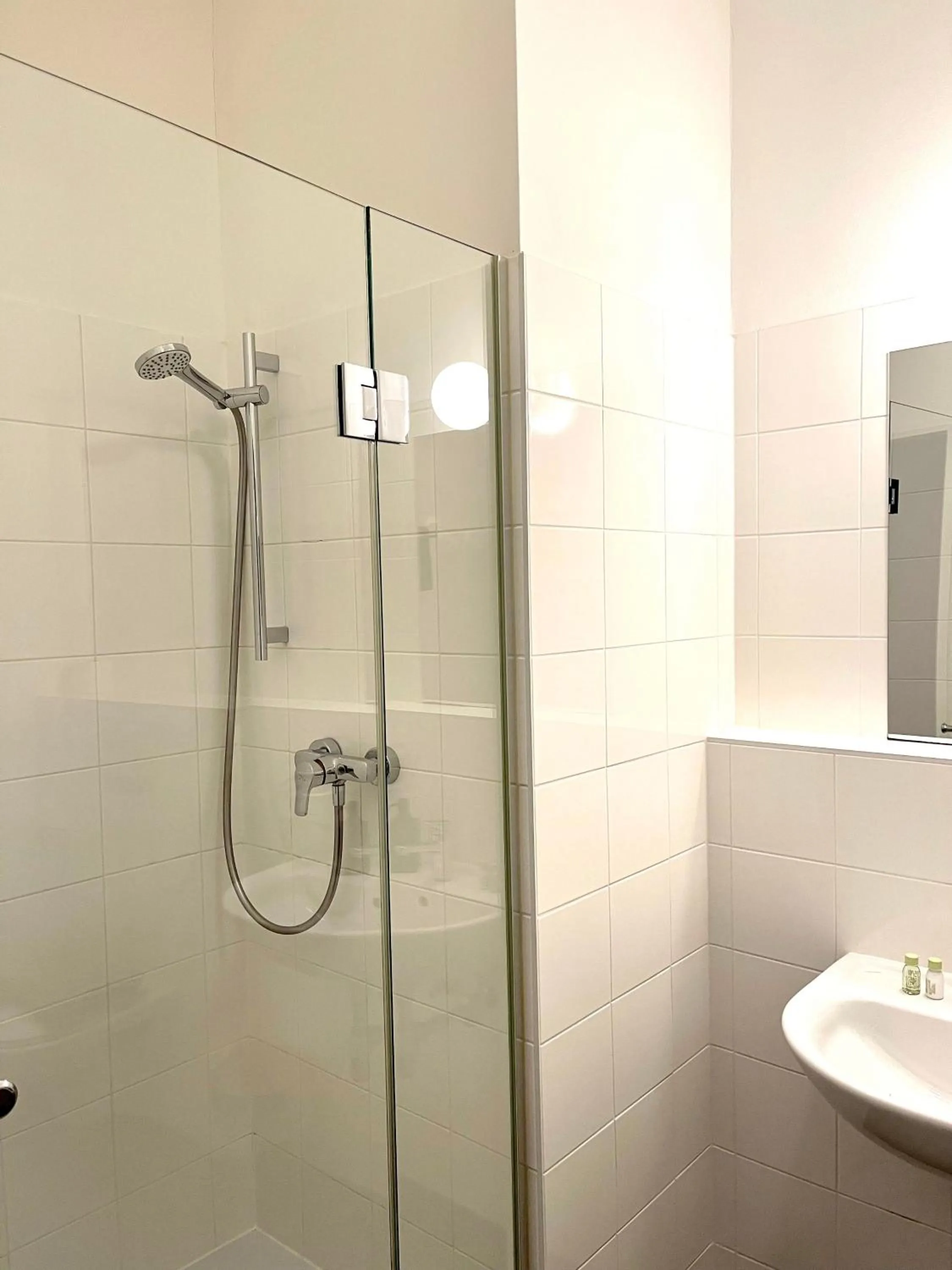 Shower in Dan In'n Out