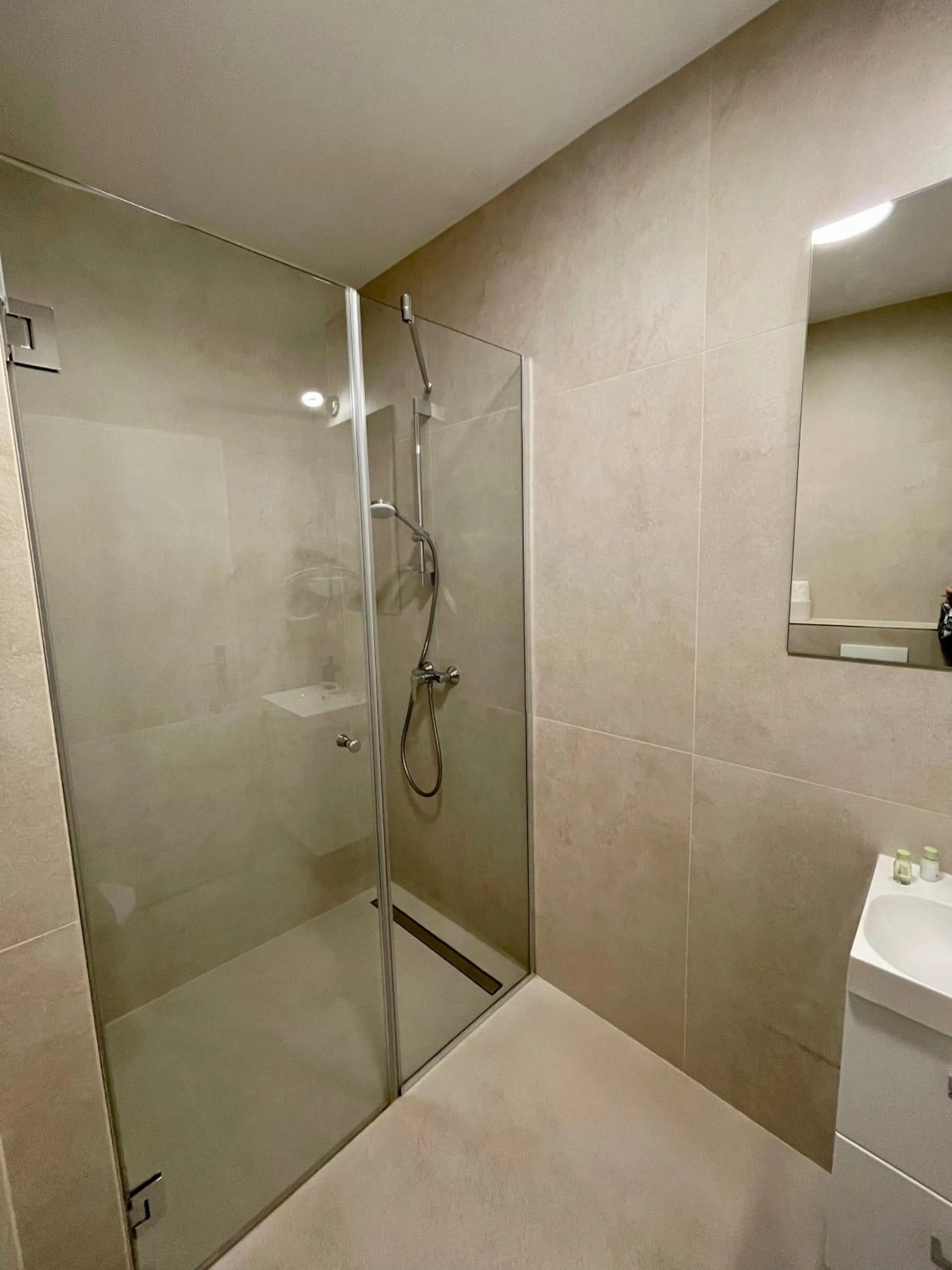 Shower in Dan In'n Out