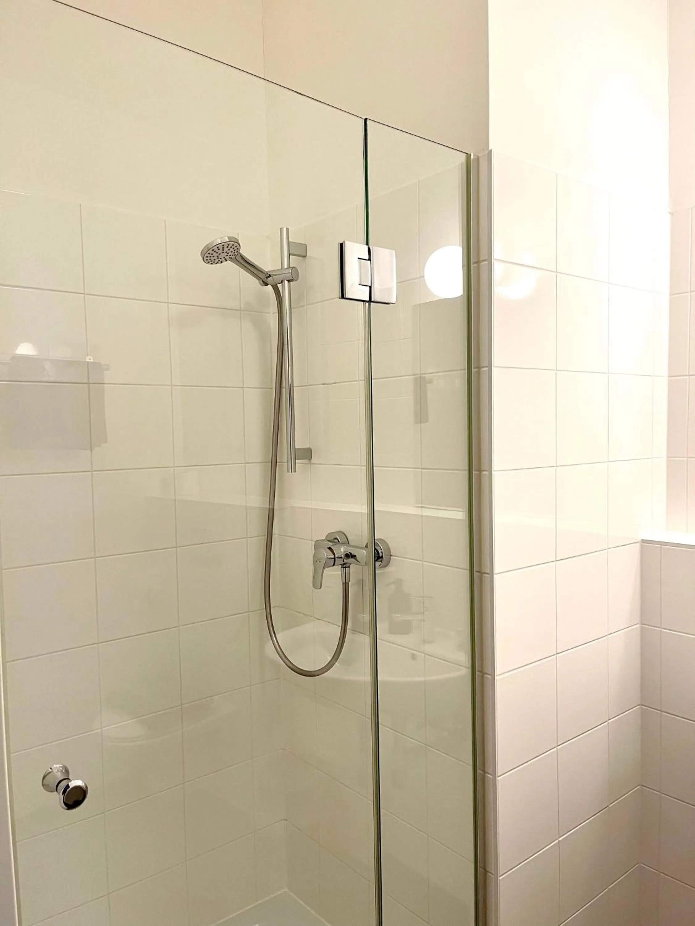 Shower in Dan In'n Out