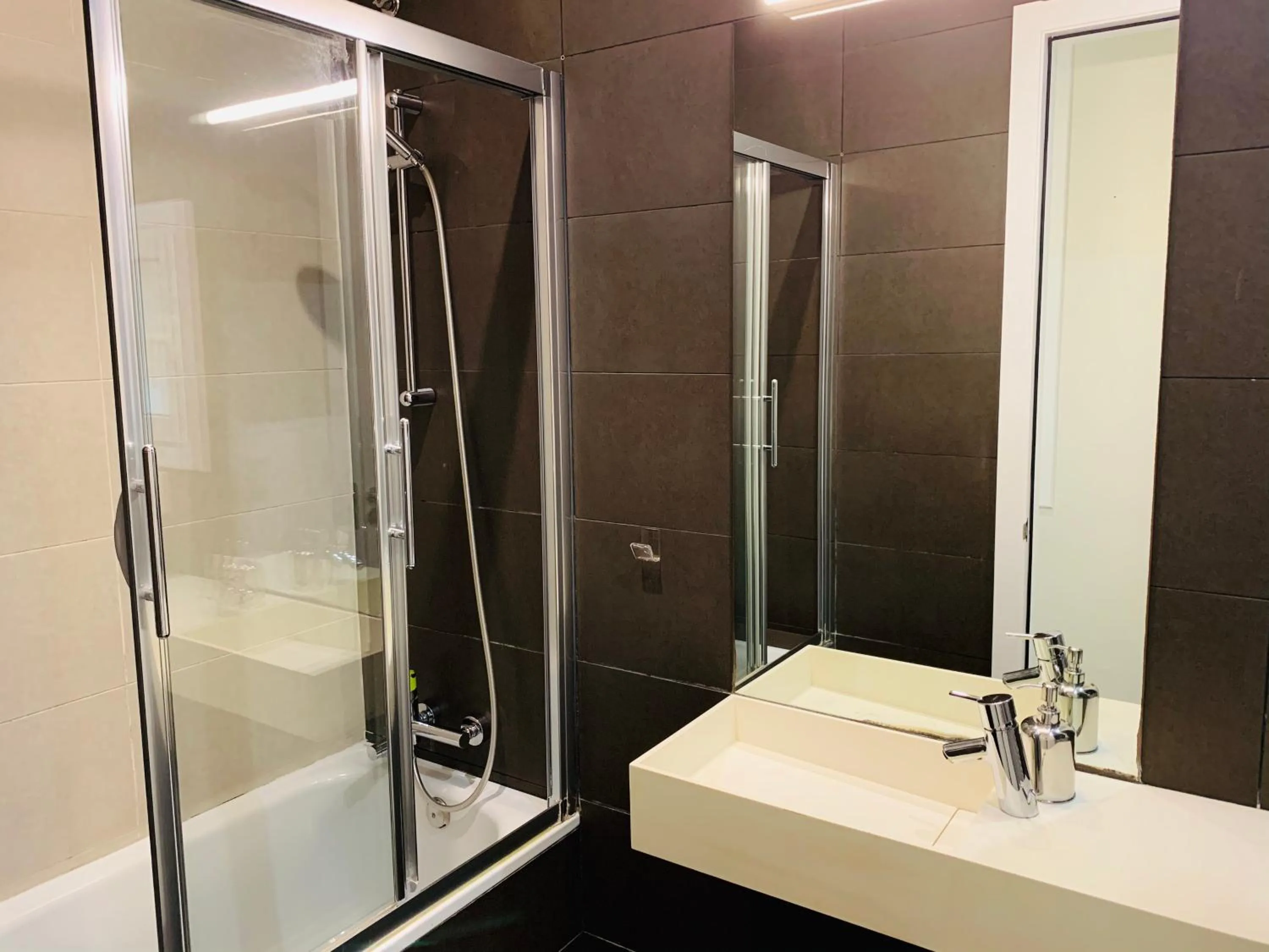 Shower in Super Balmes Guest House