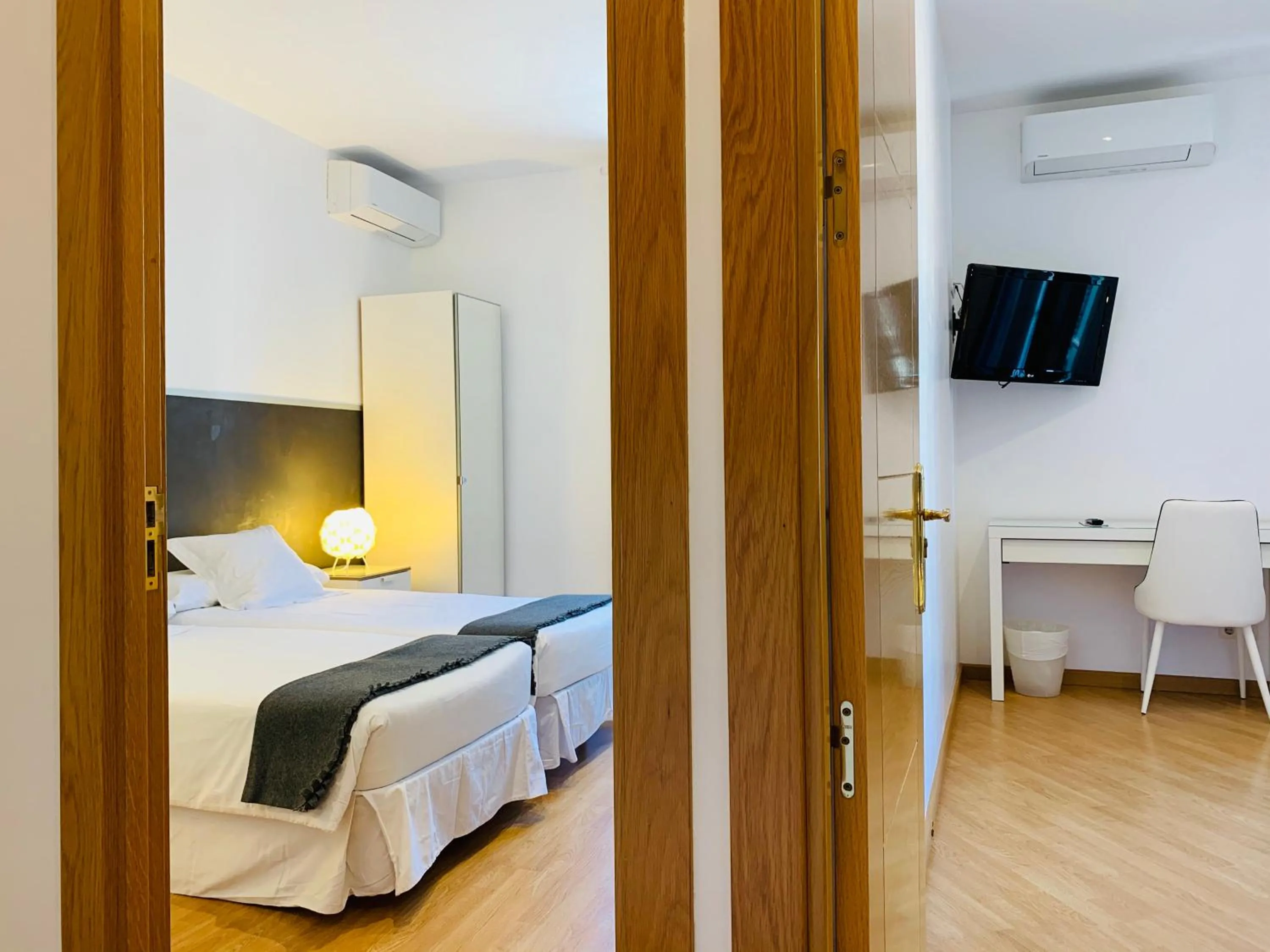 Bedroom, Bed in Super Balmes Guest House