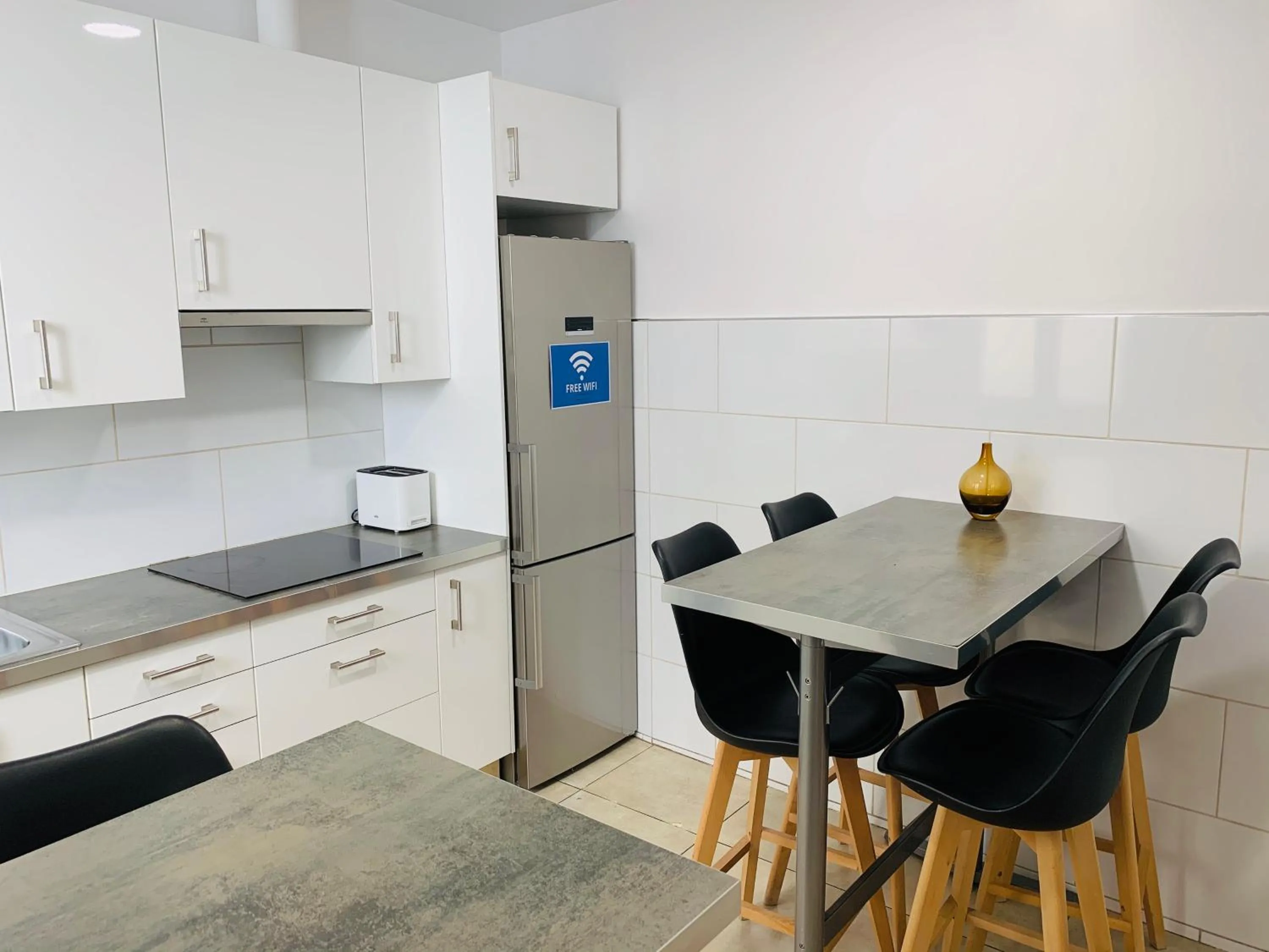 Dining area in Super Balmes Guest House