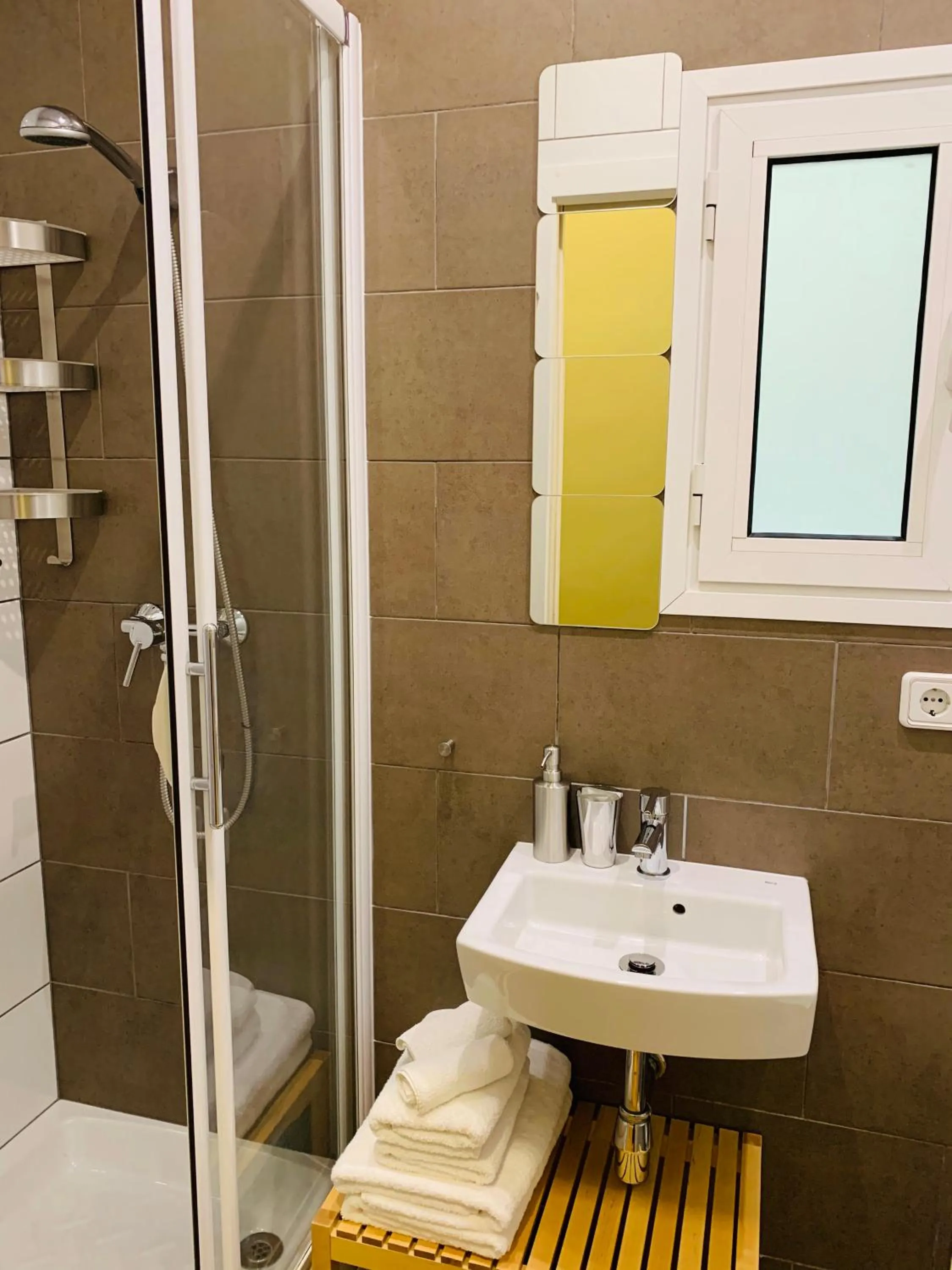 Shower in Super Balmes Guest House