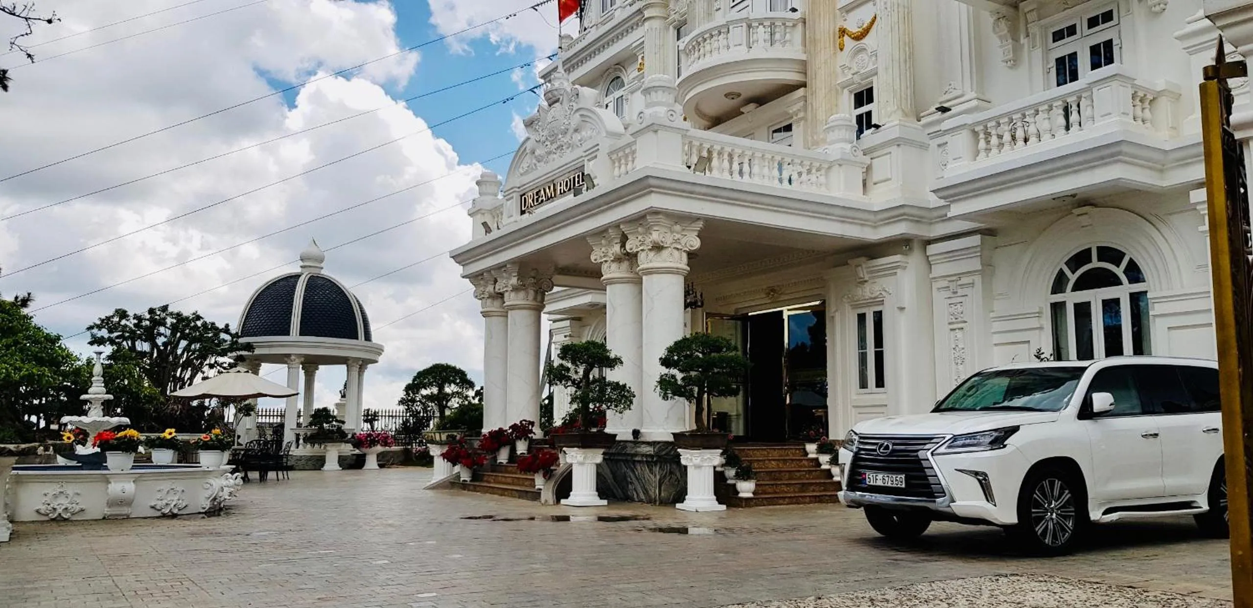 Property building in Dream Boutique Hotel