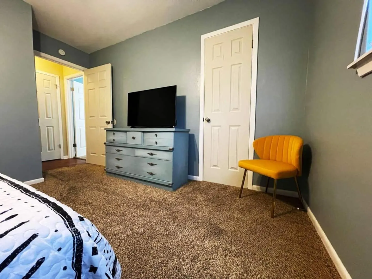 Bed in Full Kitchen, Beautiful & Brilliant Apt B