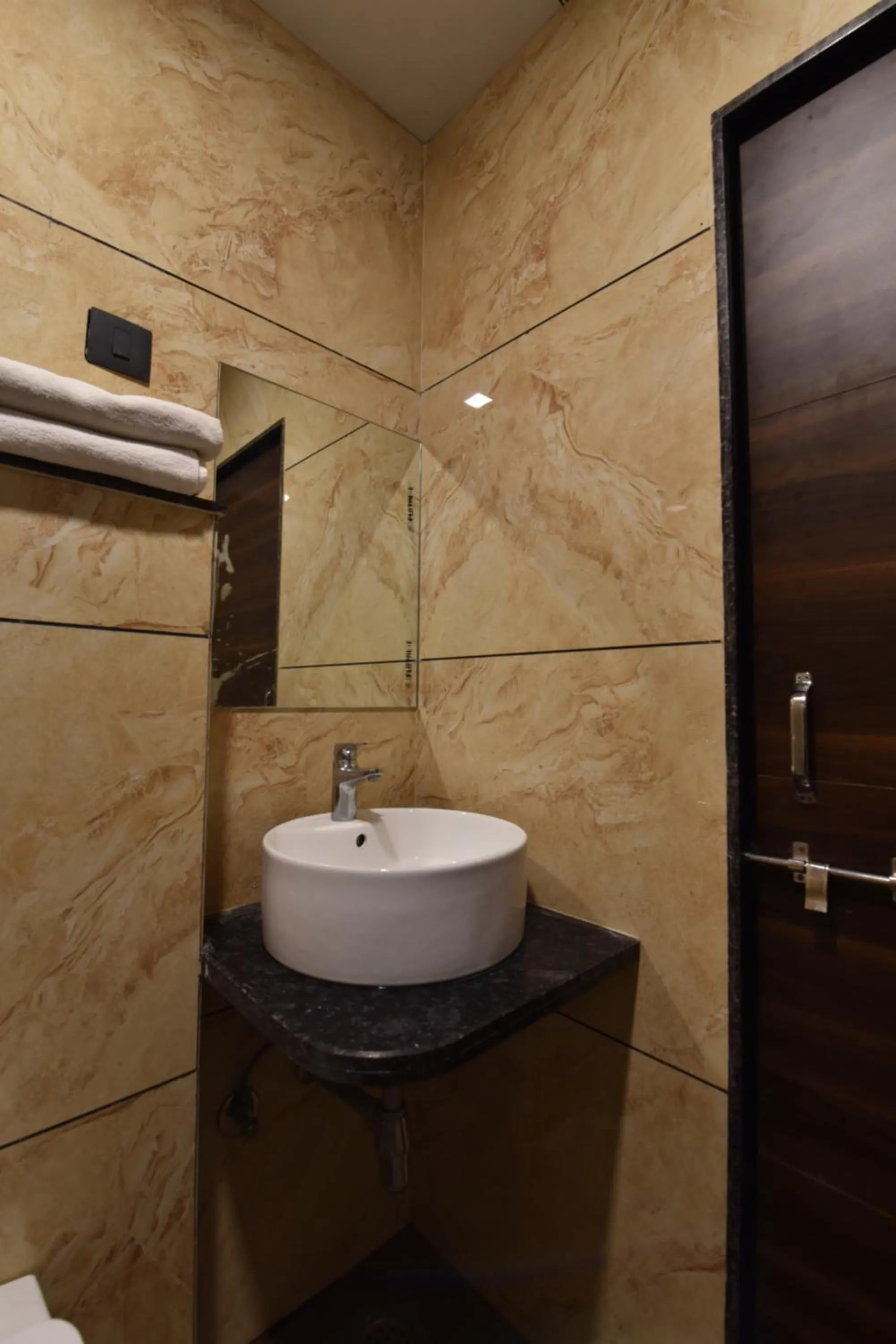 Shower in Hotel Dosa plaza