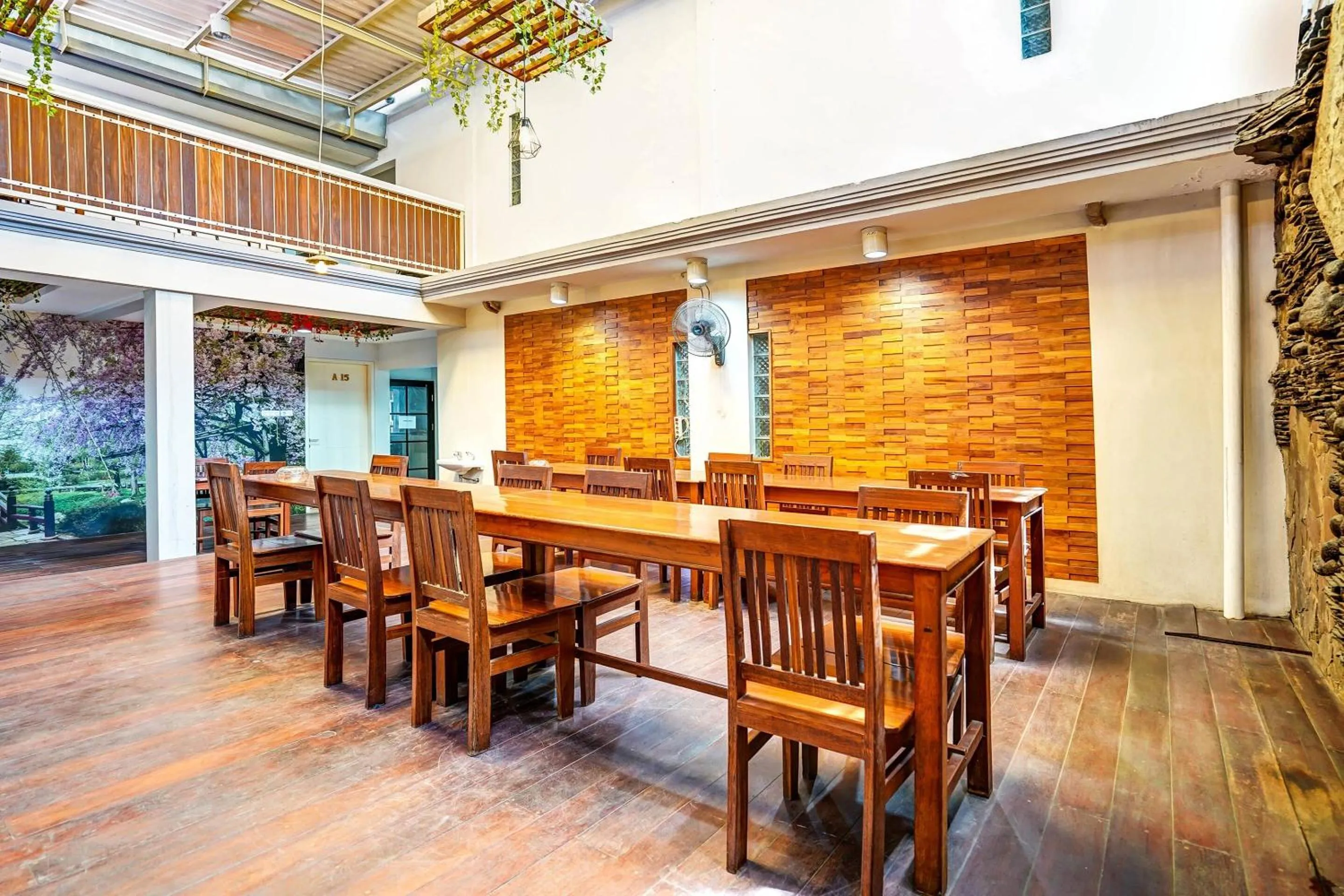 Restaurant/places to eat in Capital O 90888 Bintang Diponggo Residence