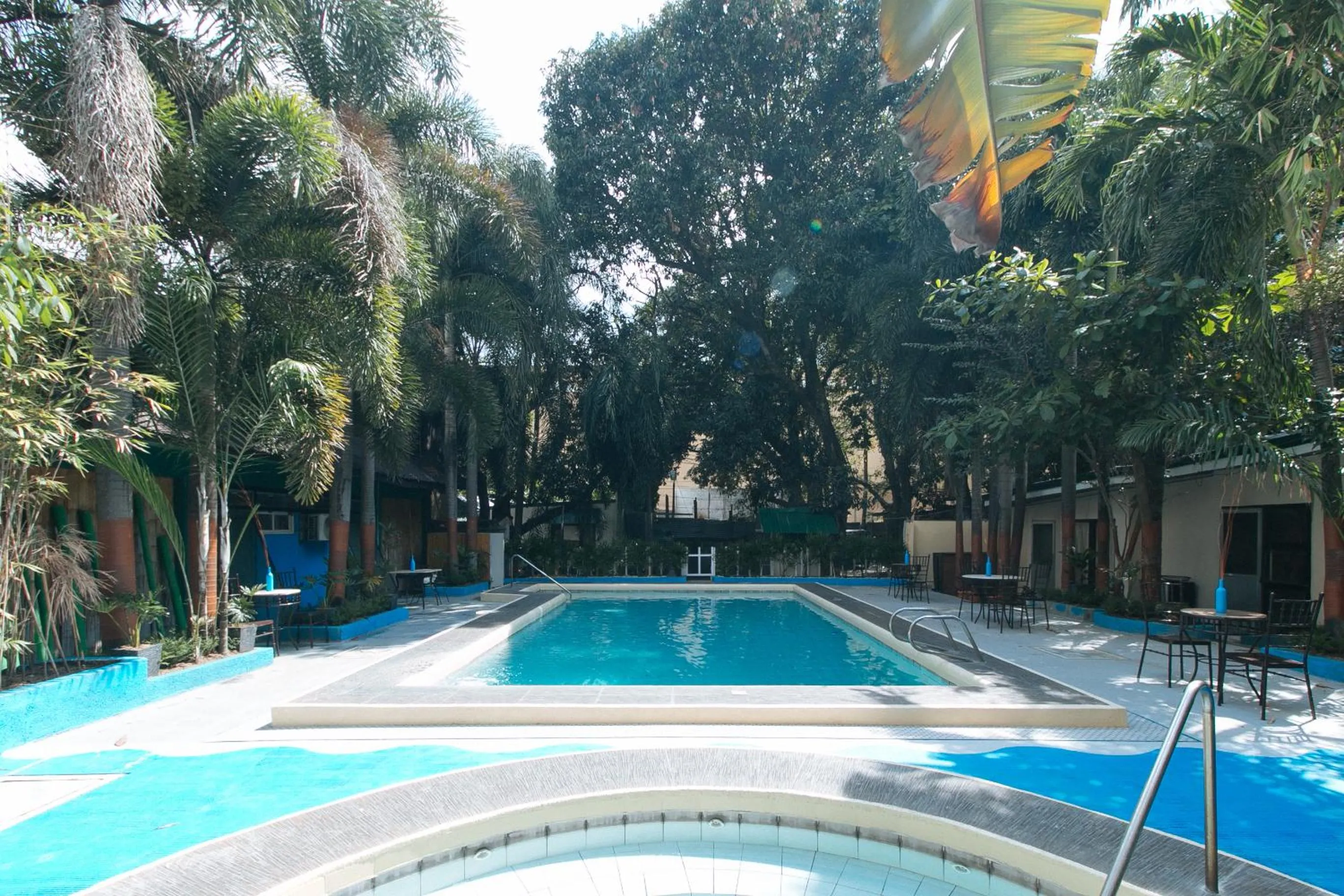 Pool view in RedDoorz @ The V'Jour Hotel Angeles