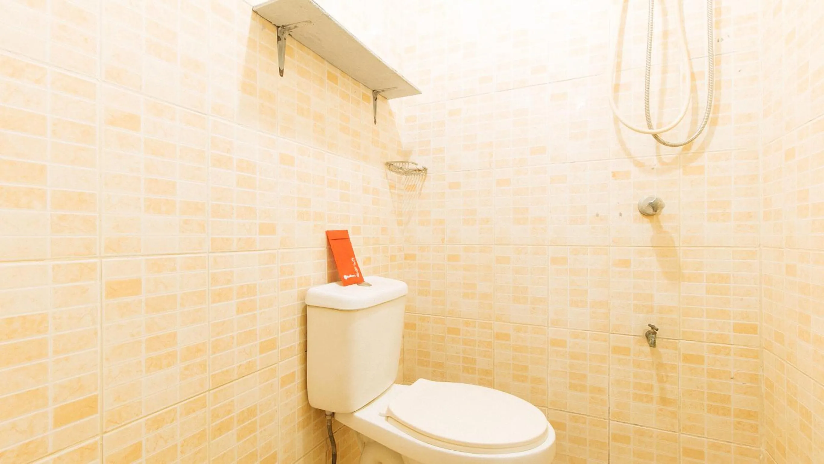 Shower in RedDoorz @ The V'Jour Hotel Angeles